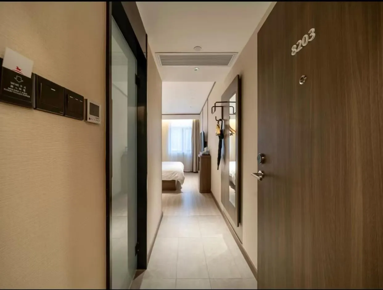 Photo of the whole room in Hanting Hotel(Shanghai Lujiazui Minsheng Road Subway Station)