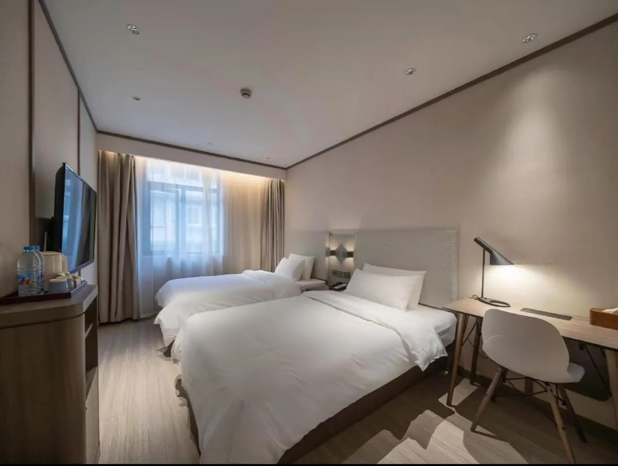 Bed in Hanting Hotel(Shanghai Lujiazui Minsheng Road Subway Station)