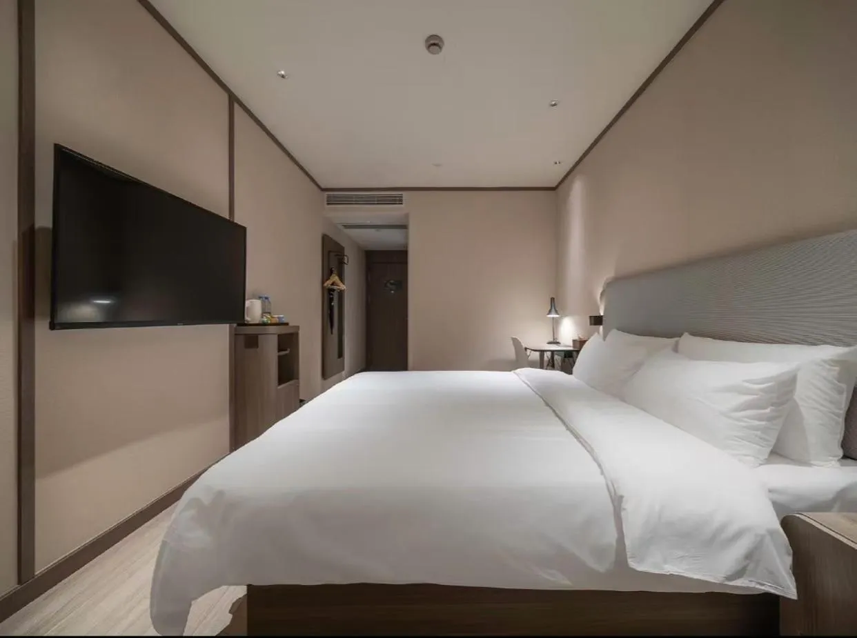 Bed in Hanting Hotel(Shanghai Lujiazui Minsheng Road Subway Station)
