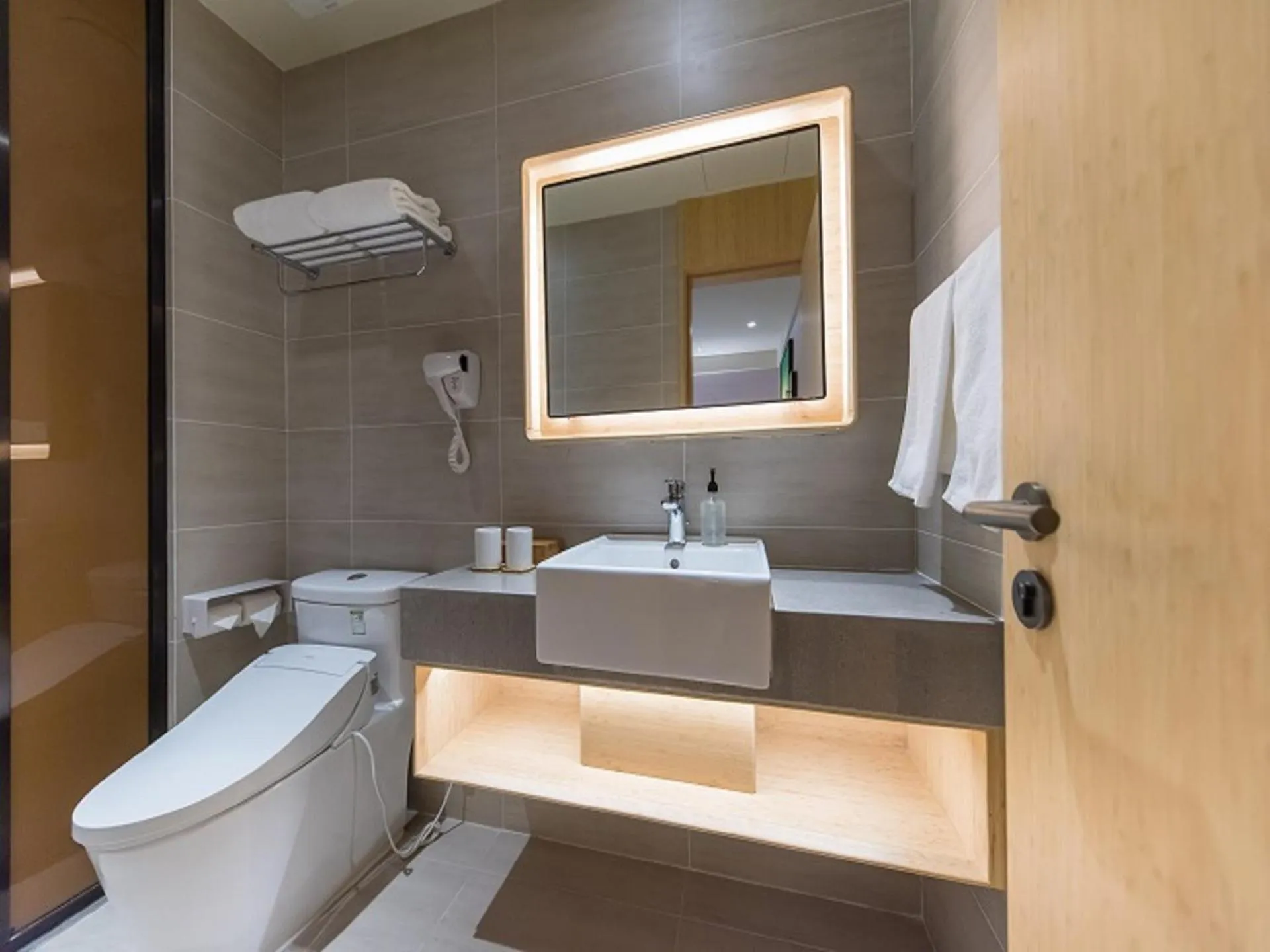 Bathroom in Ji Hotel (Shanghai Bund Ningbo Road)