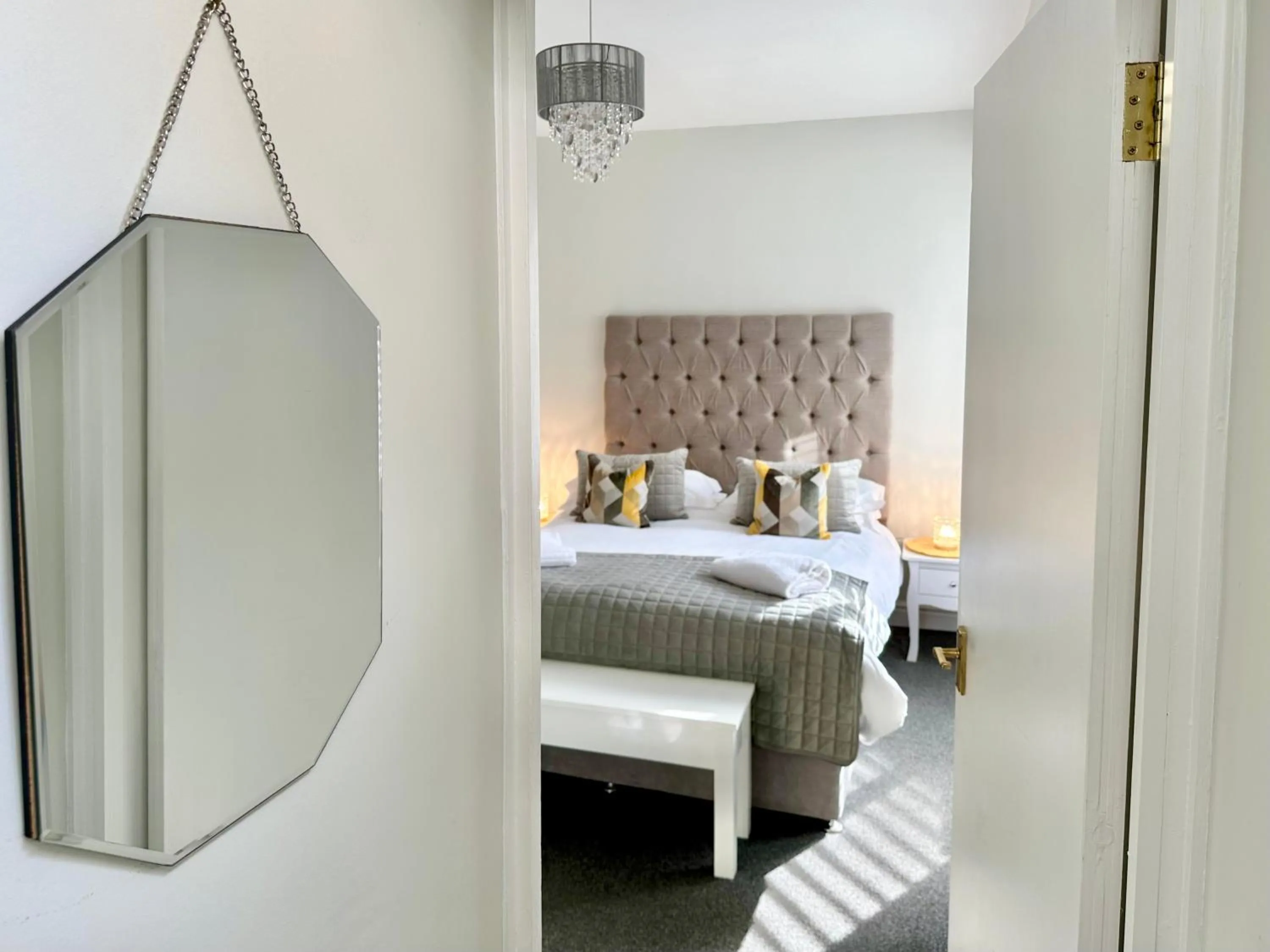 Bedroom, Bed in Gillygate Nest with Free Allocated Parking