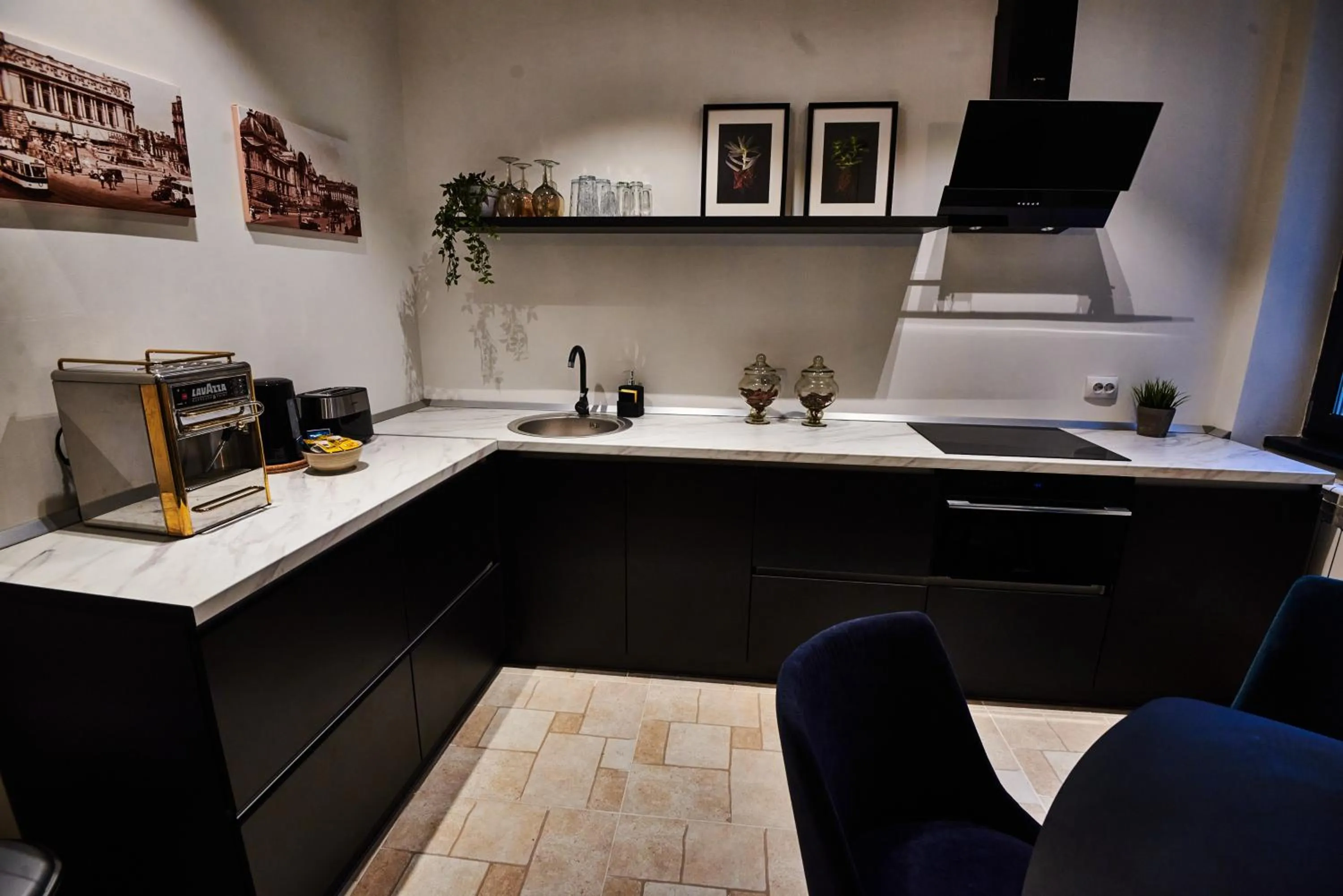 Kitchen or kitchenette in Metropole Apartments Royal Residence