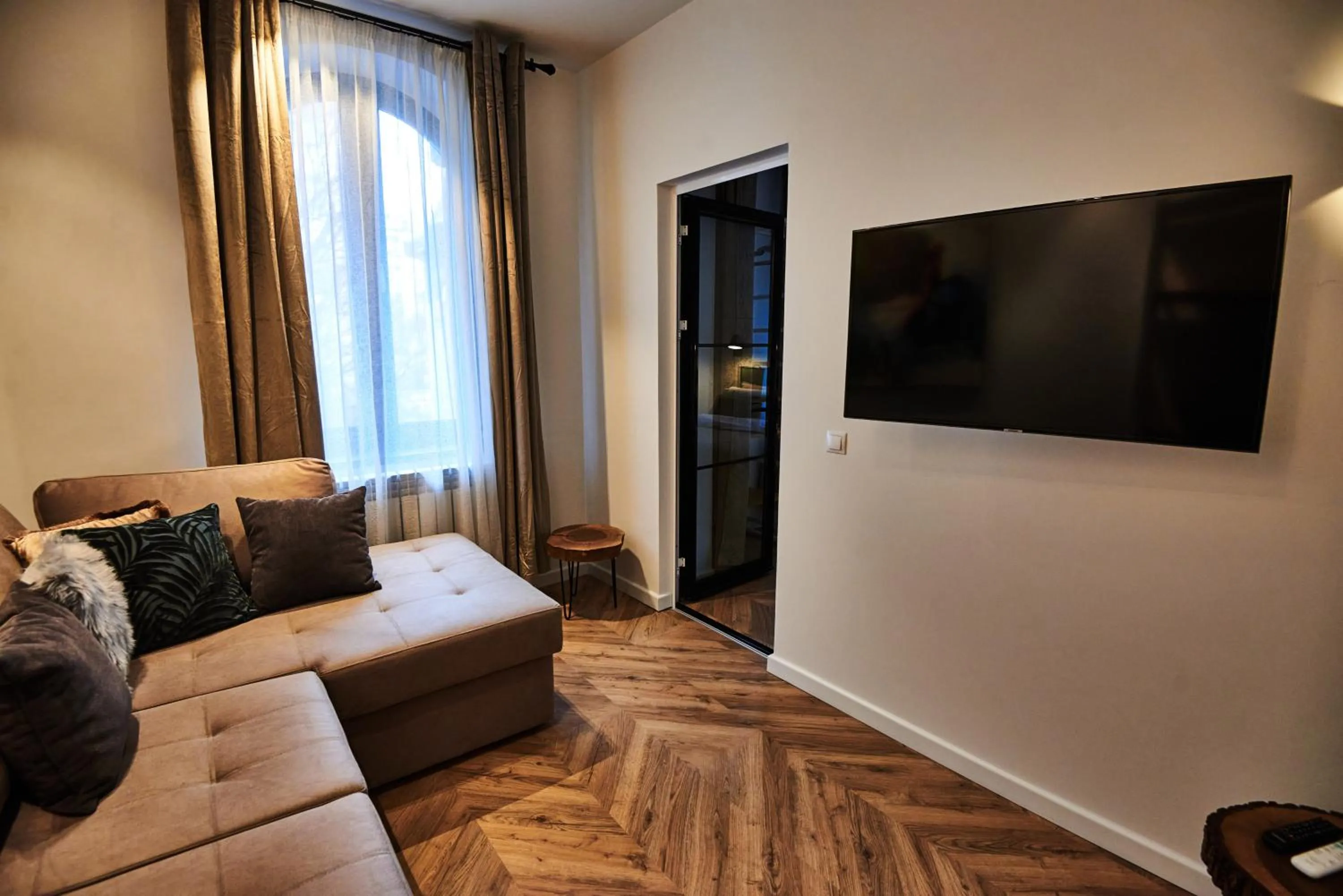 TV and multimedia in Metropole Apartments Royal Residence
