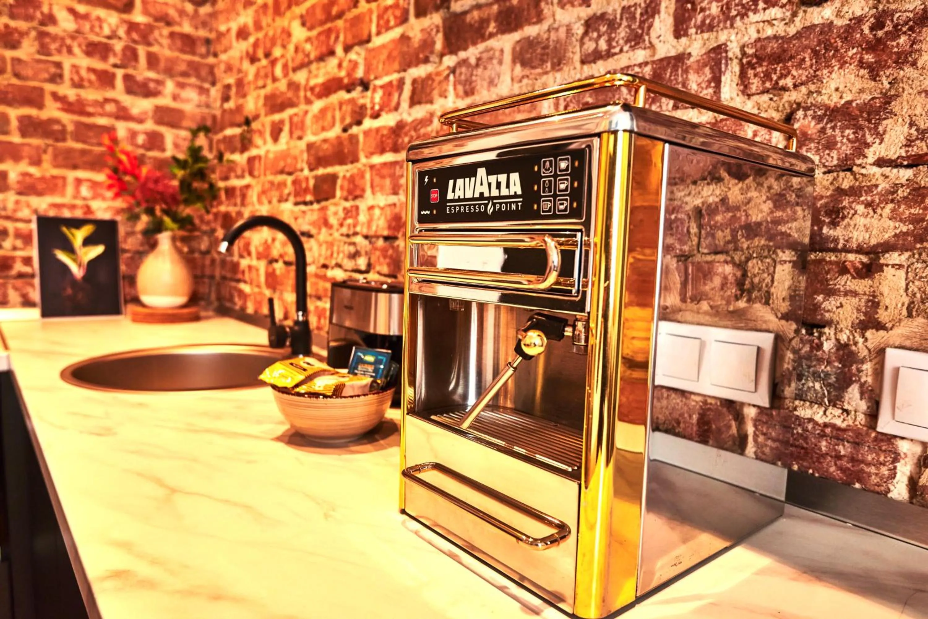 Coffee/tea facilities in Metropole Apartments Royal Residence