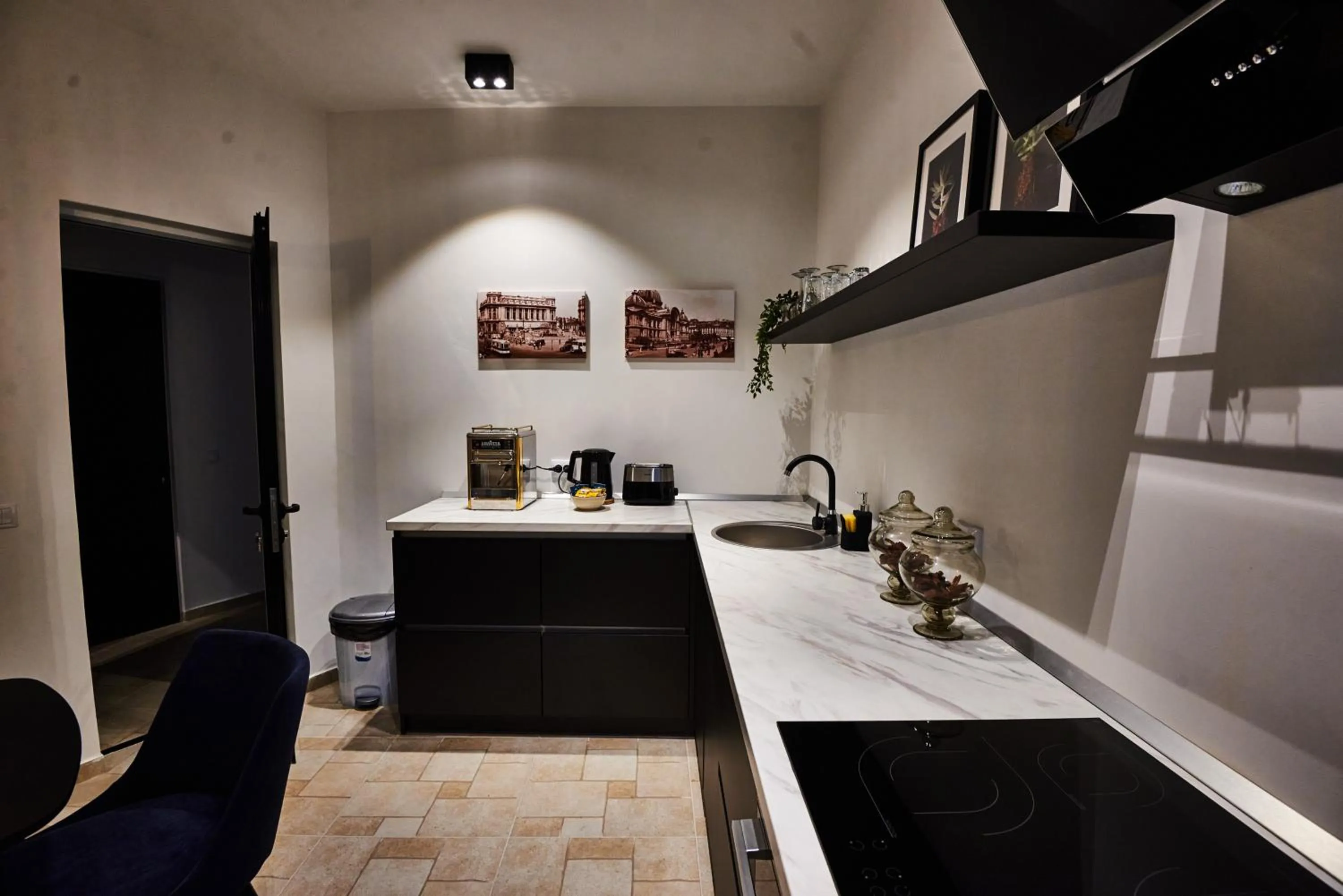 Kitchen or kitchenette in Metropole Apartments Royal Residence