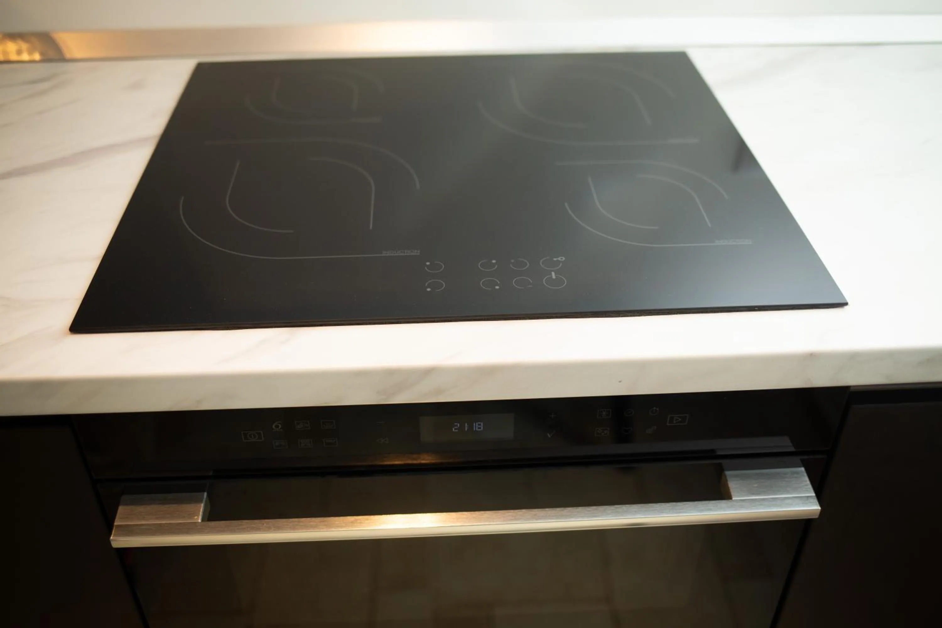 Kitchen or kitchenette in Metropole Apartments Royal Residence