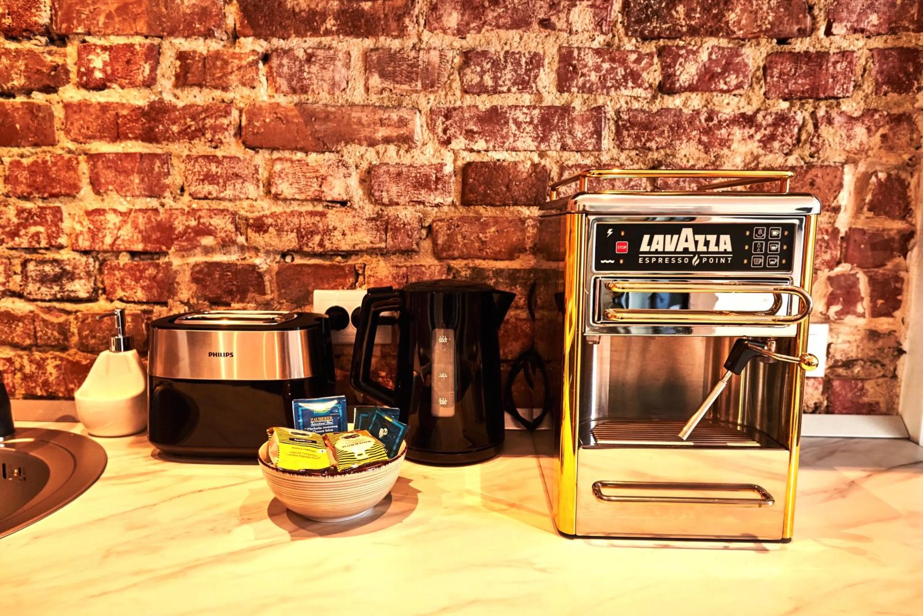 Coffee/tea facilities in Metropole Apartments Royal Residence
