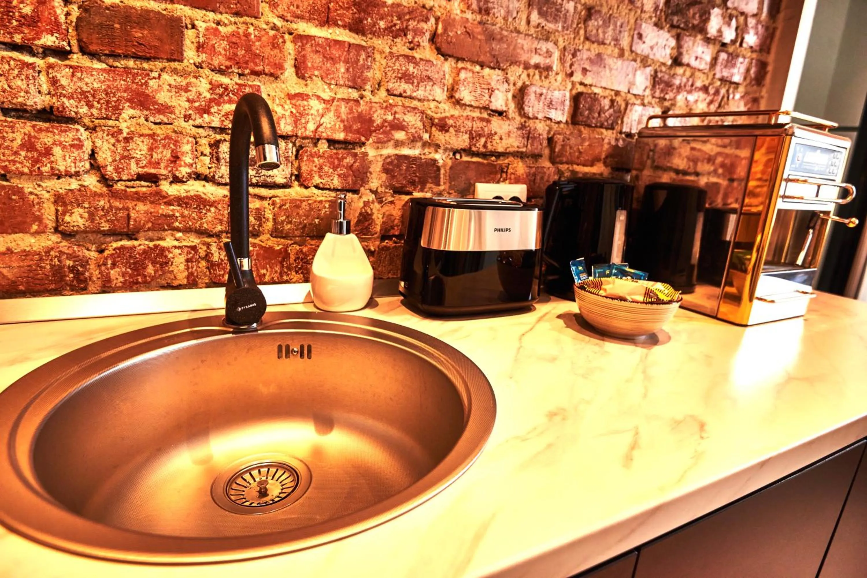 Coffee/tea facilities in Metropole Apartments Royal Residence