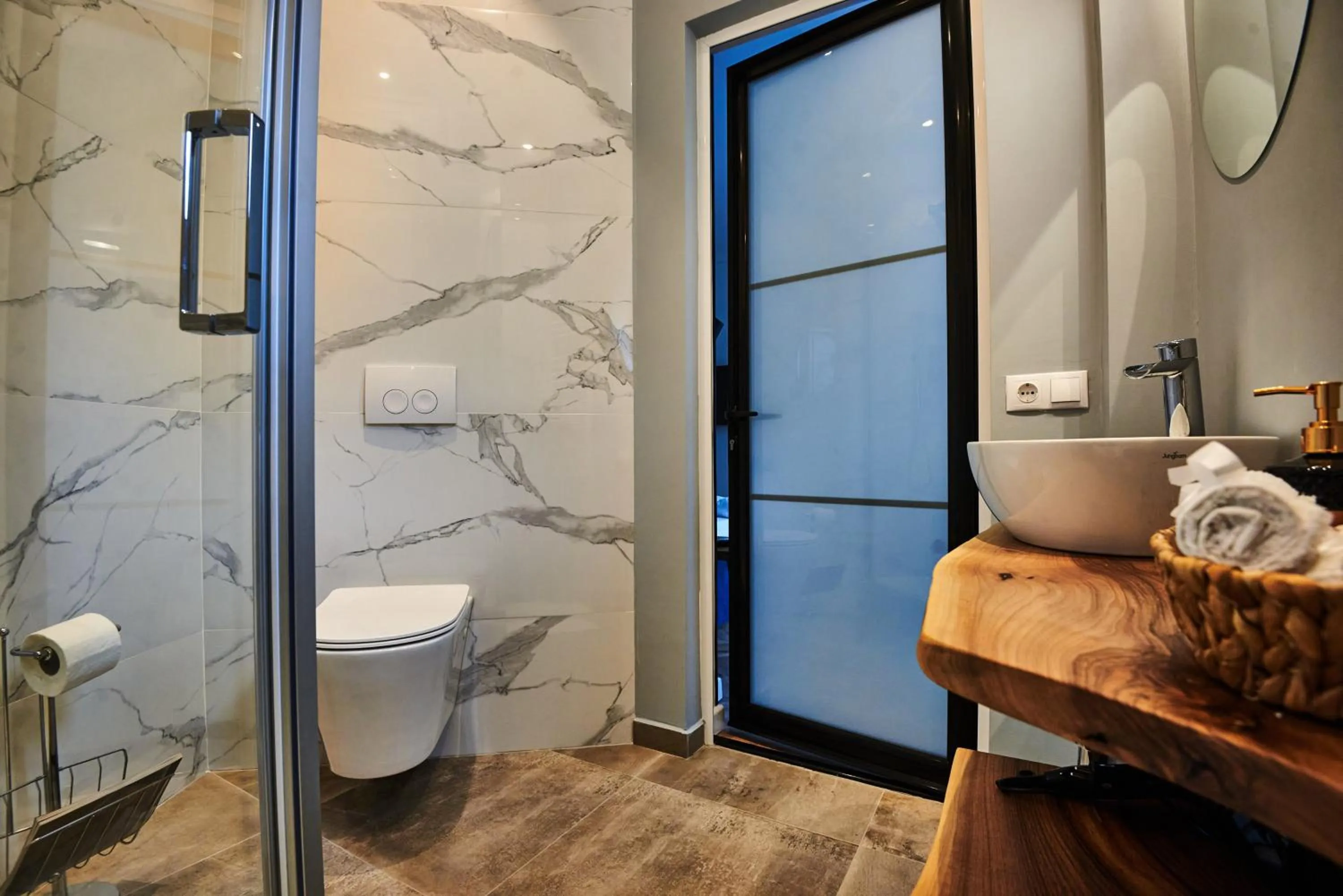 Toilet in Metropole Apartments Royal Residence