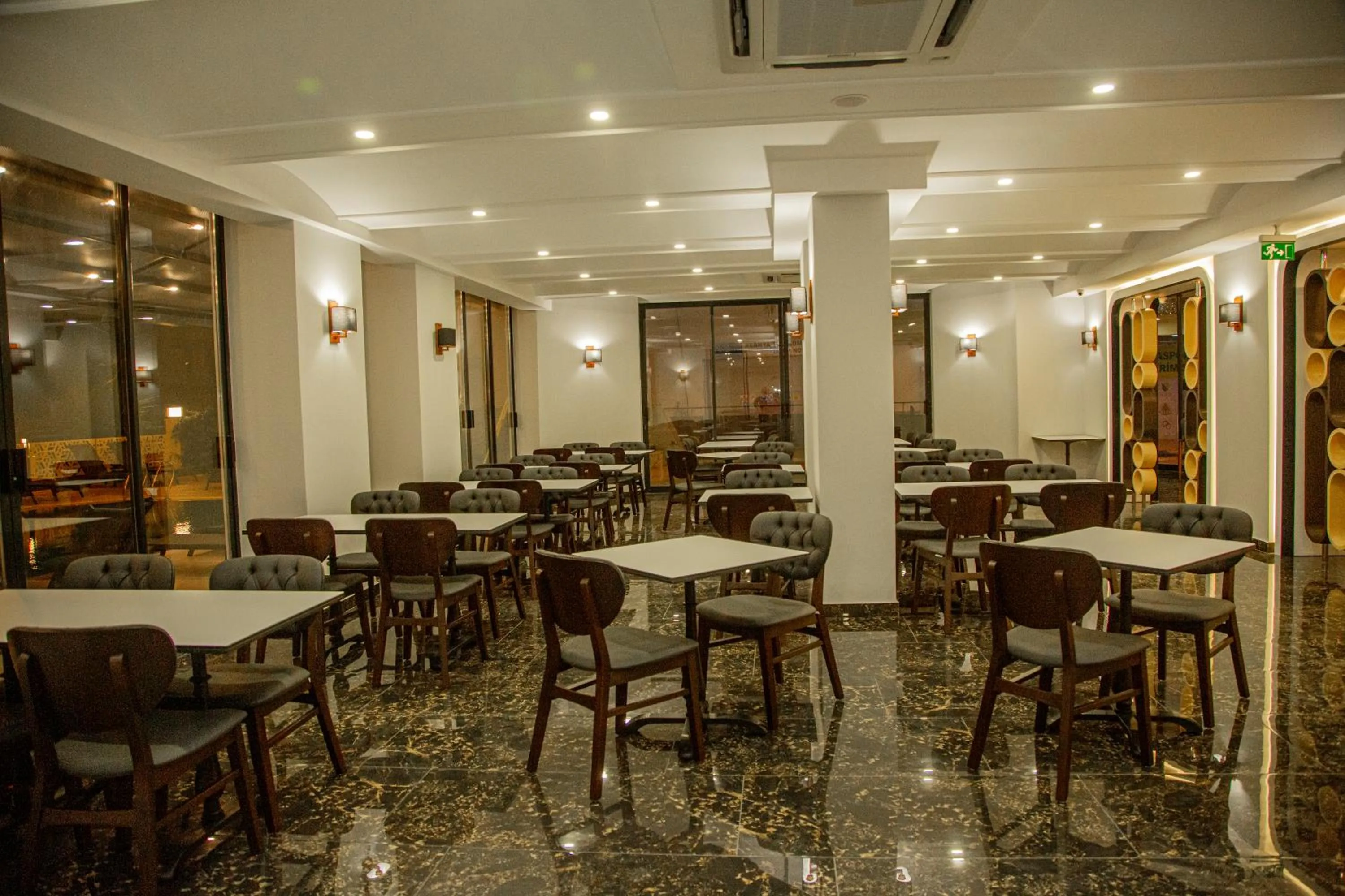 Restaurant/places to eat in Sette Serenity Hotel