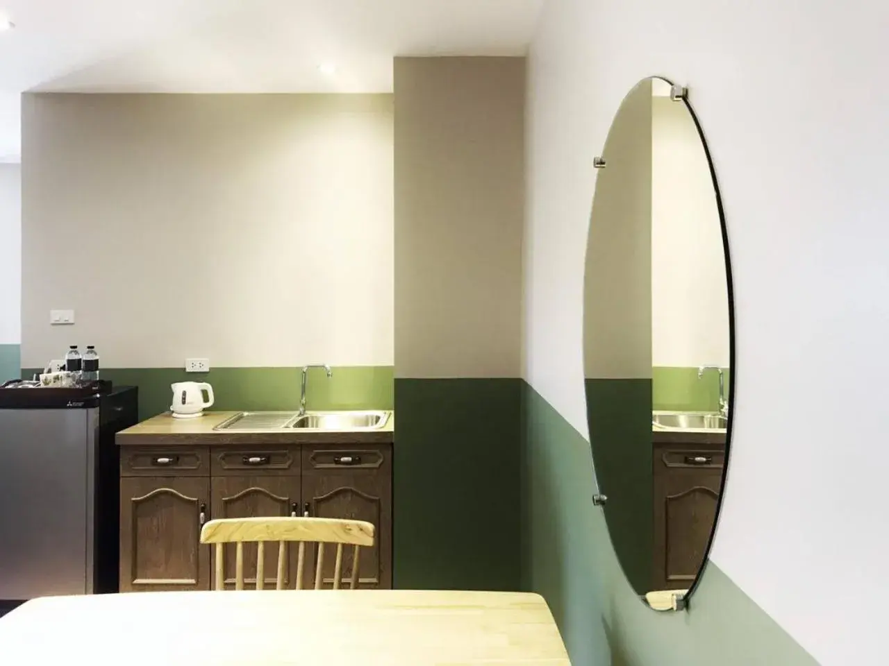 hair dresser in The Raintree Hotel Chiang Mai hair dresser in The Raintree Hotel Chiang Mai