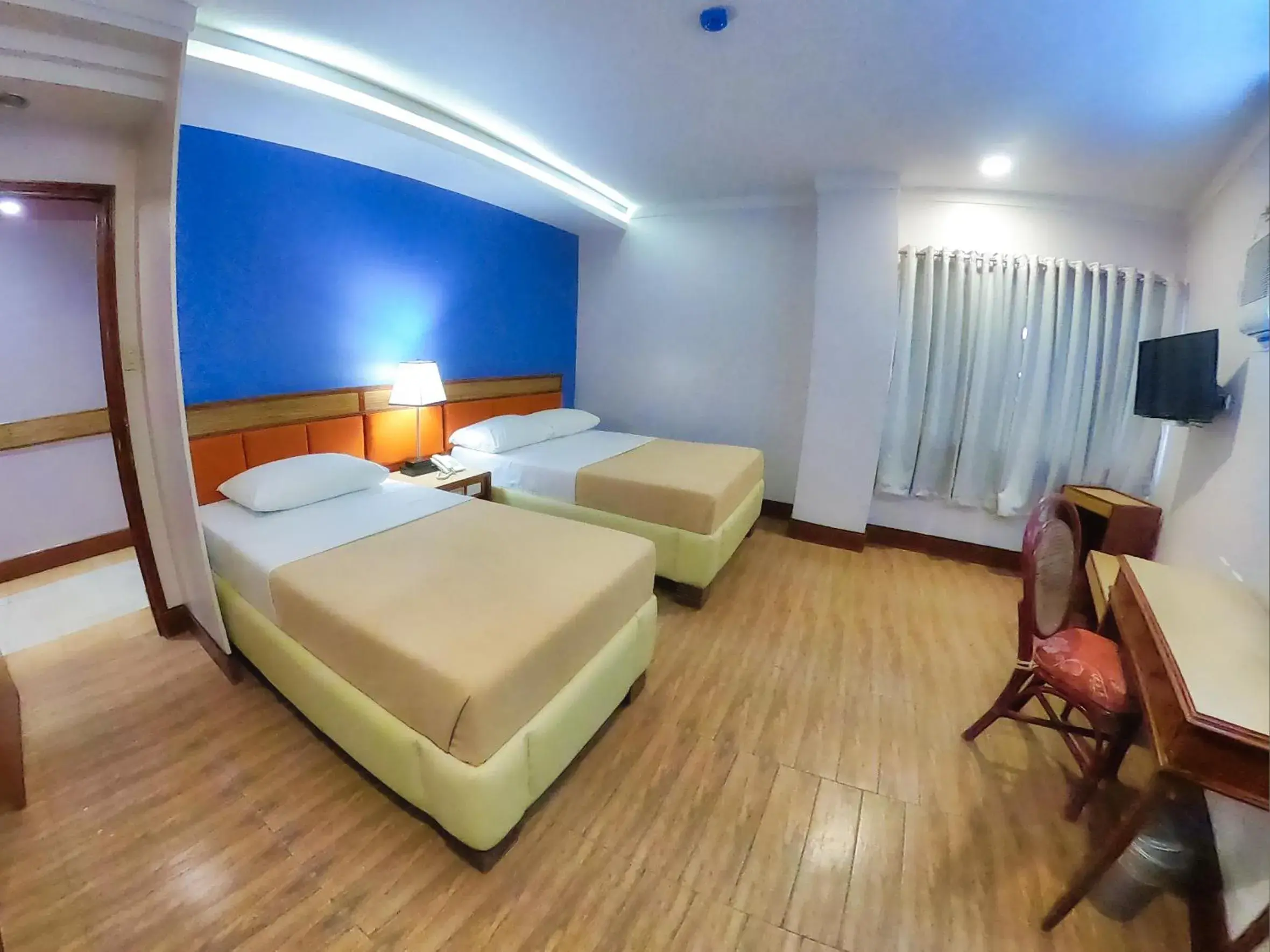 Triple Room with Garden View in Hotel Valencia Triple Room with Garden View in Hotel Valencia