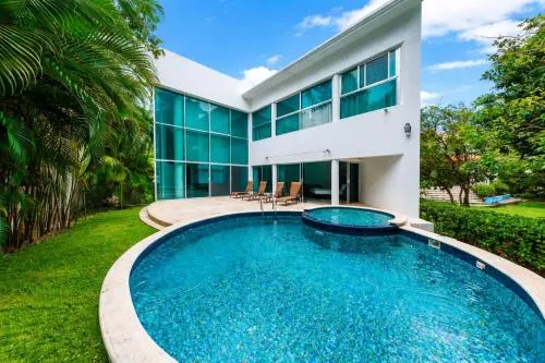 Private Pool Villa, Walk to Beach & 5th Ave