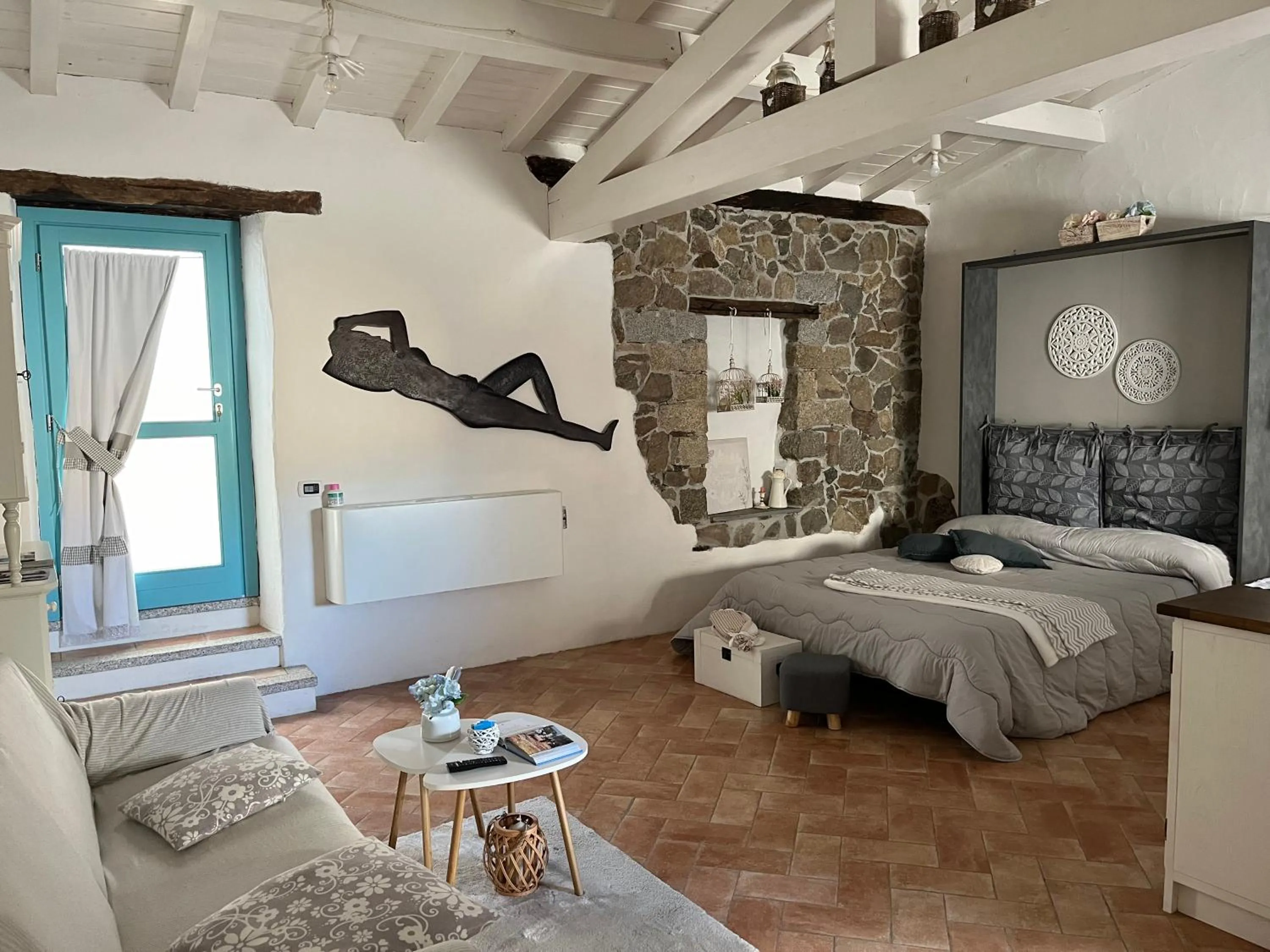 Living room, Bed in B&B Roseddu