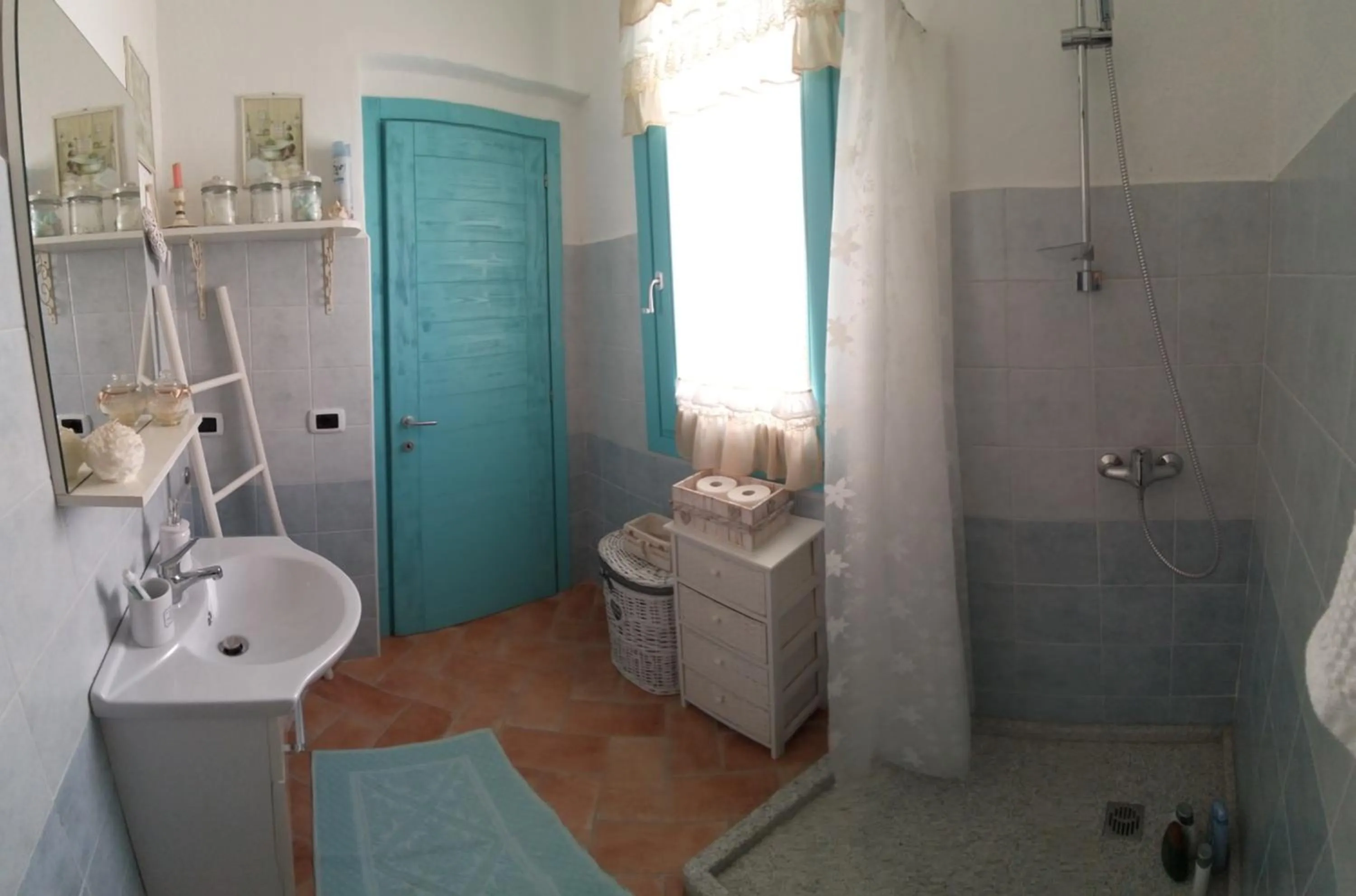 Shower in B&B Roseddu