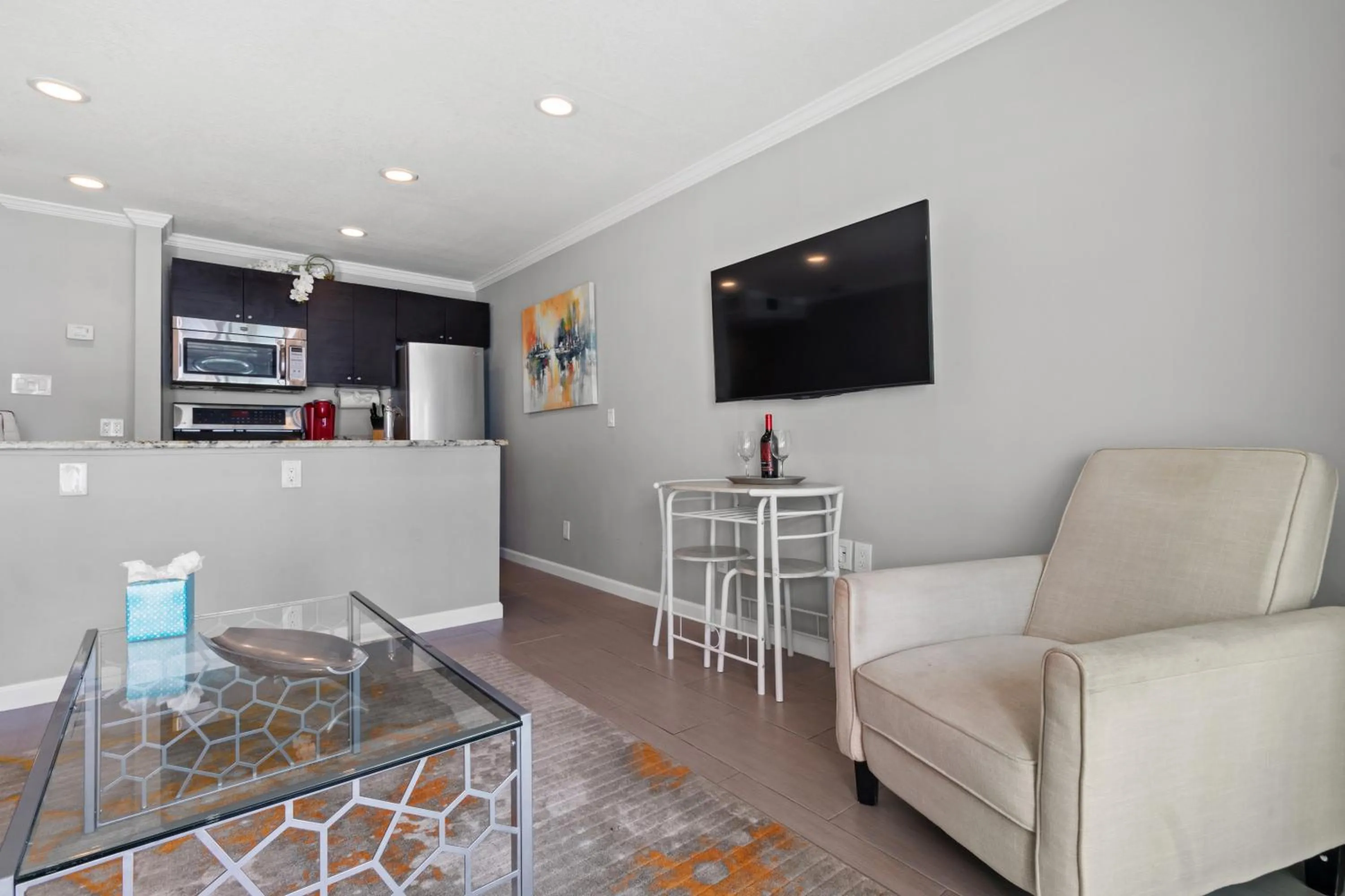 TV and multimedia in 227-WIFI, New Paint, AMAZING Views, Close to BUCS stadium