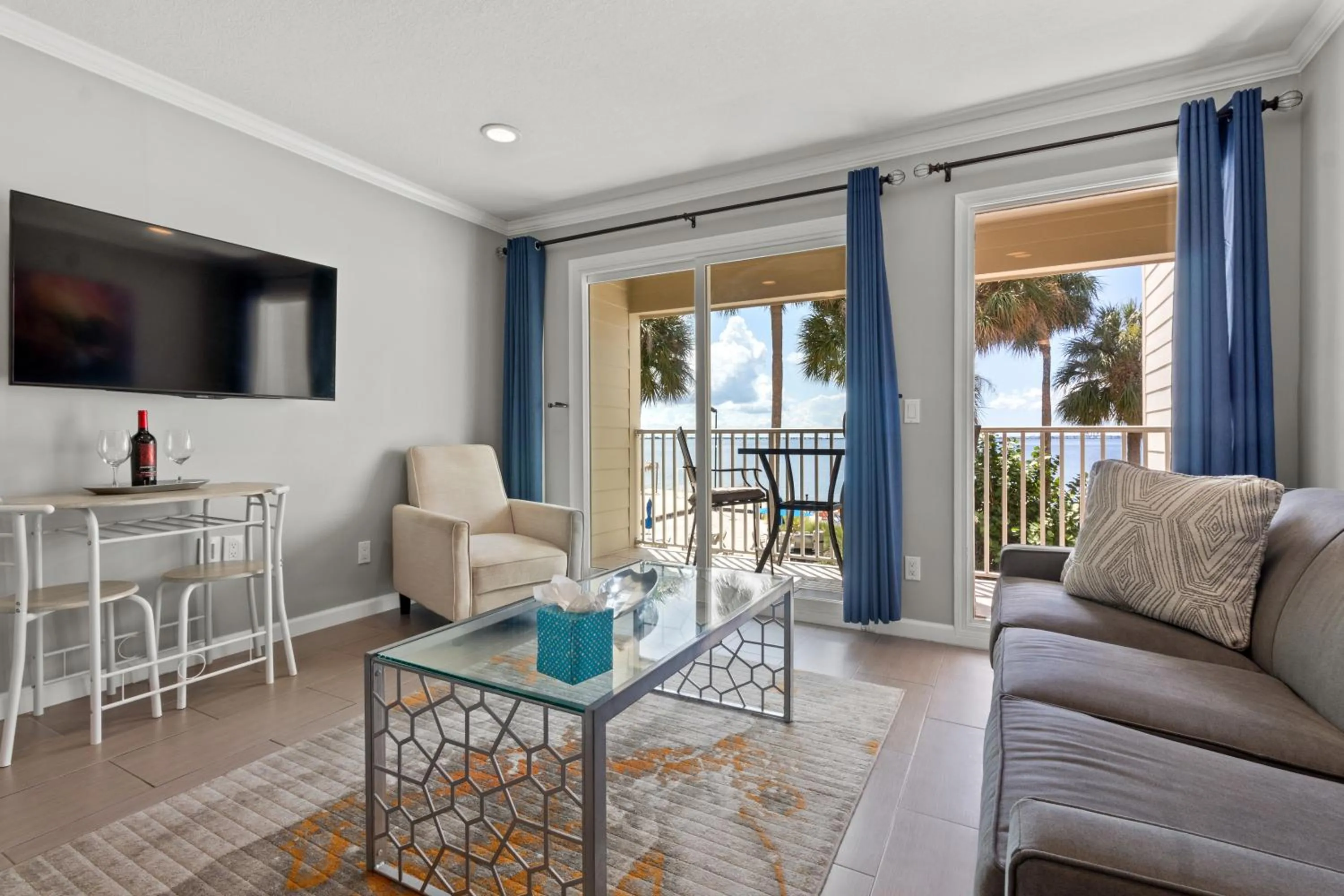 TV and multimedia in 227-WIFI, New Paint, AMAZING Views, Close to BUCS stadium