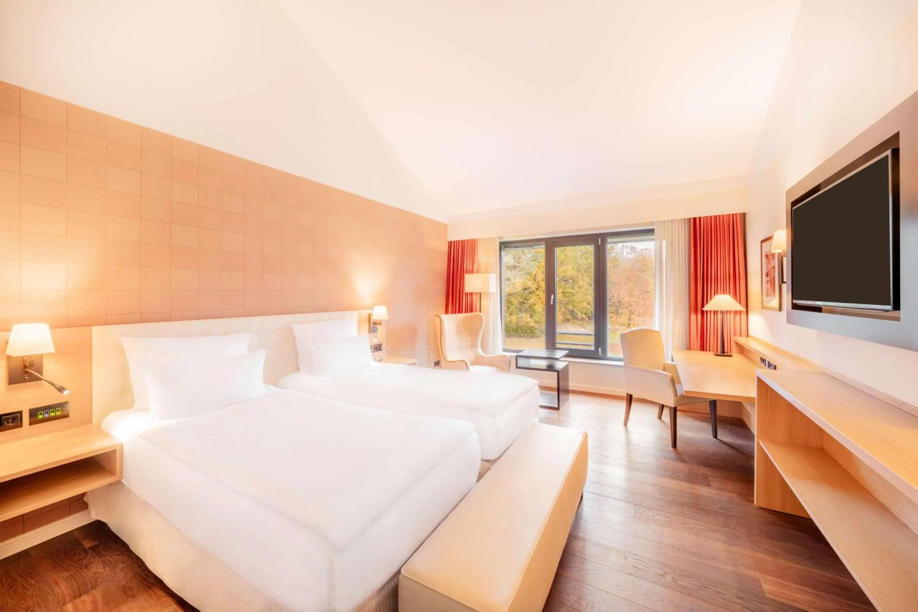 Photo of the whole room, Bed in Hilton Frankfurt Gravenbruch