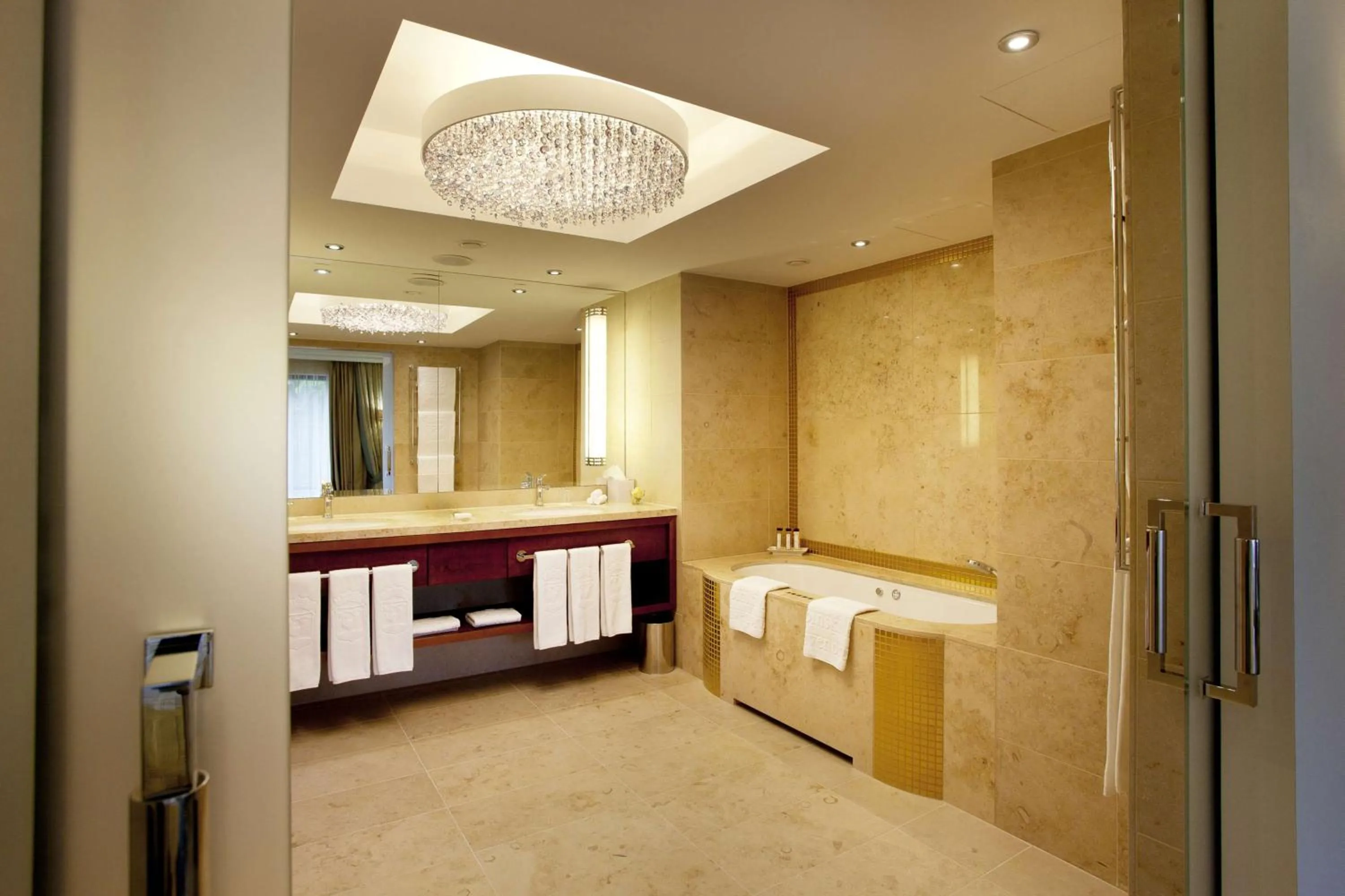 Bathroom in Hilton Frankfurt Gravenbruch