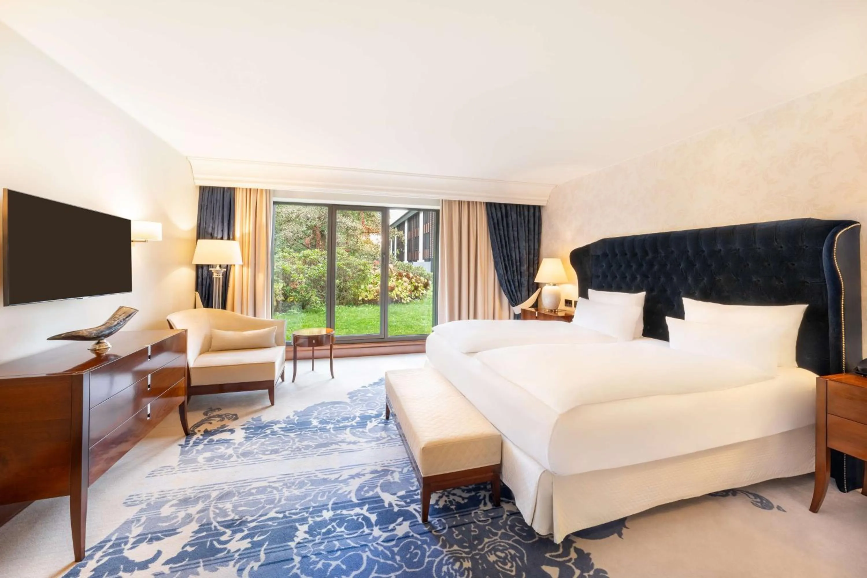 Photo of the whole room, Bed in Hilton Frankfurt Gravenbruch