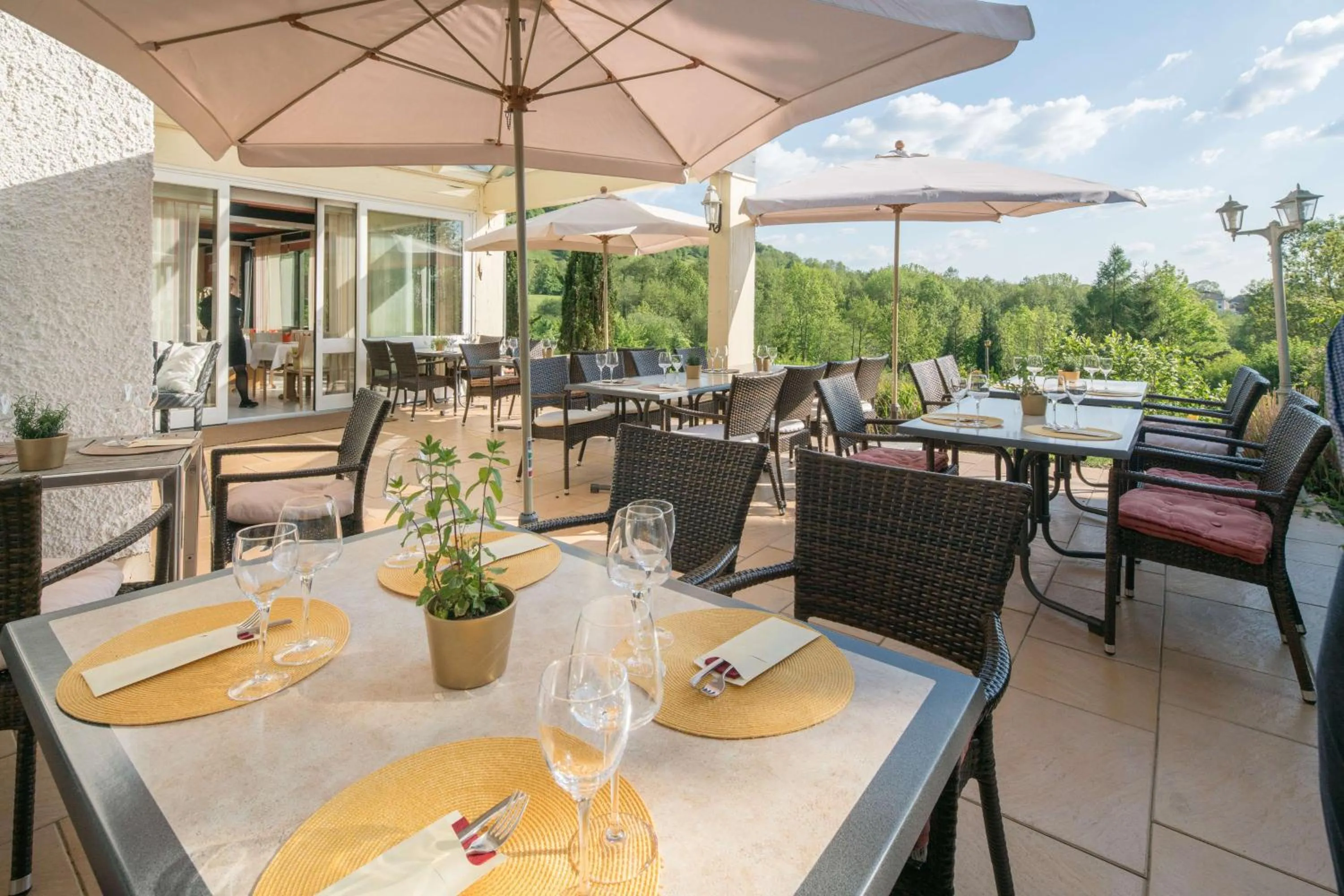 Restaurant/places to eat in Sure Hotel by Best Western Rhoen Garden