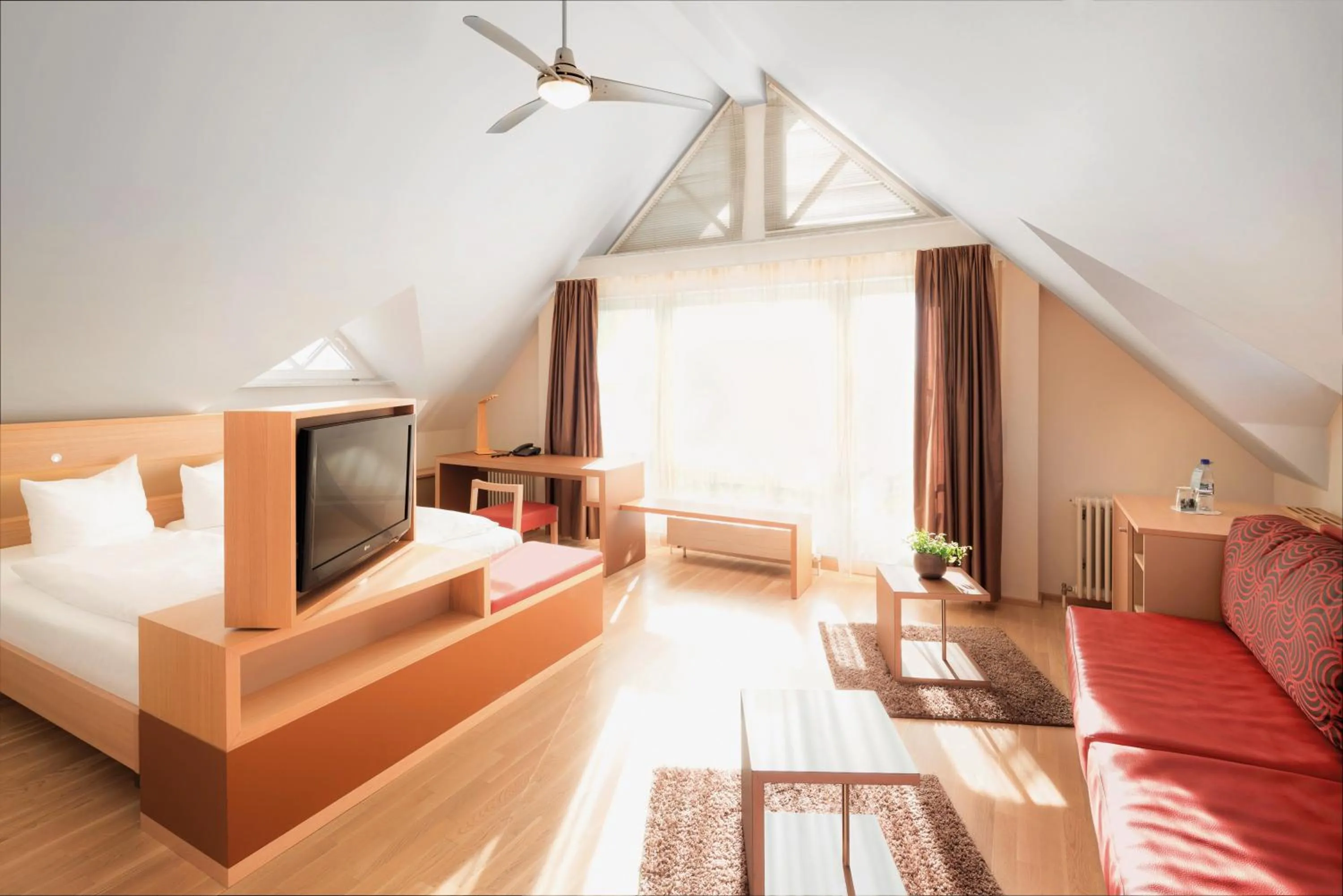 Living room, Bed in Hotel Traube am See