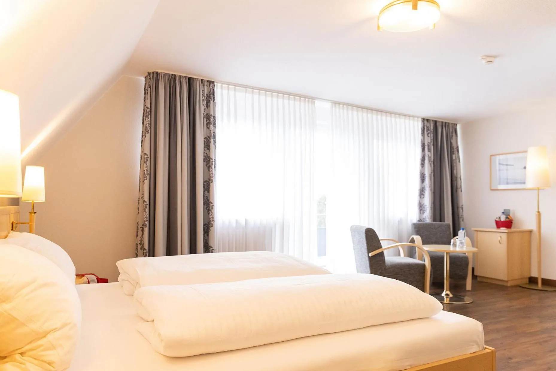 Seating area, Bed in Hotel Traube am See