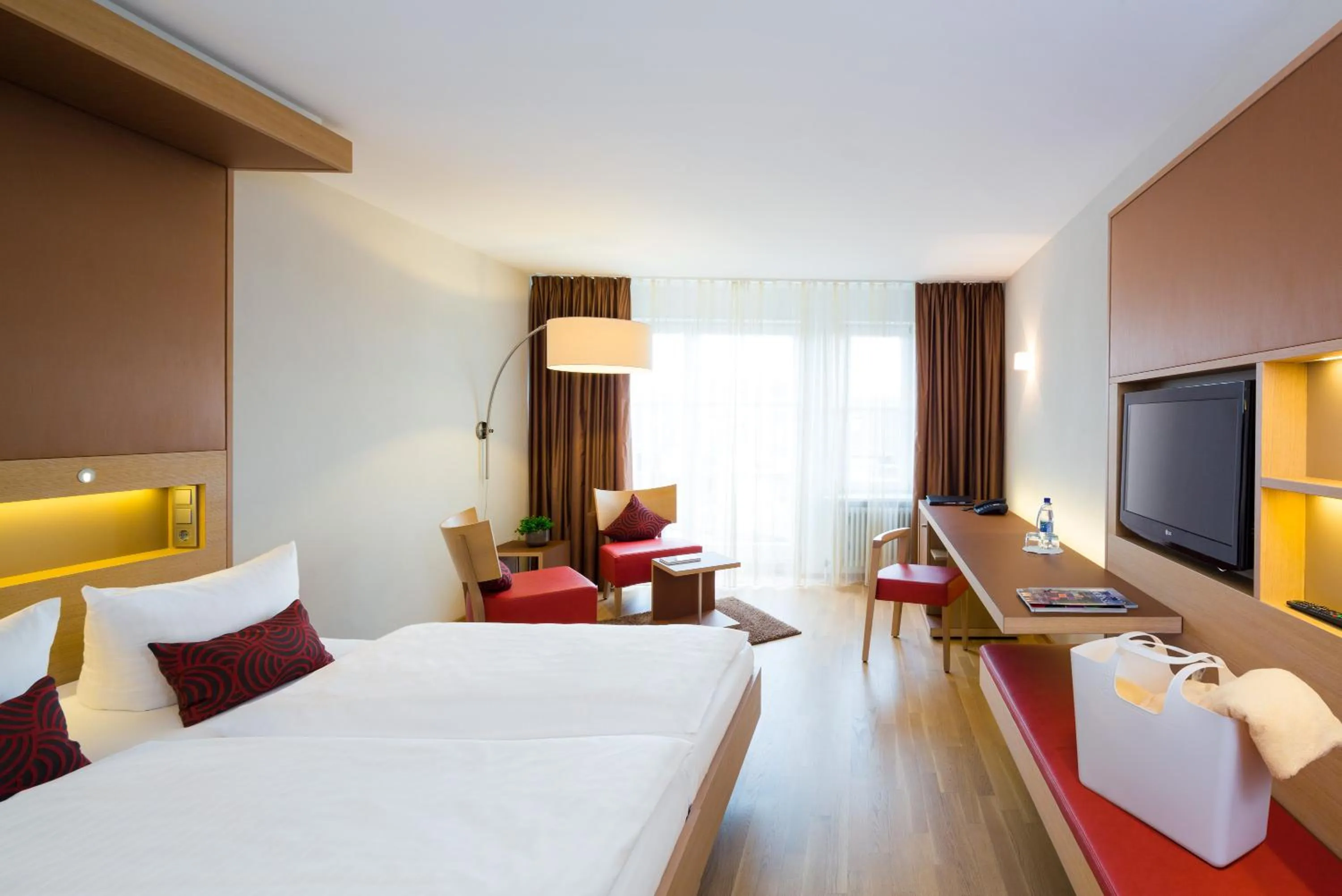 Living room, Bed in Hotel Traube am See