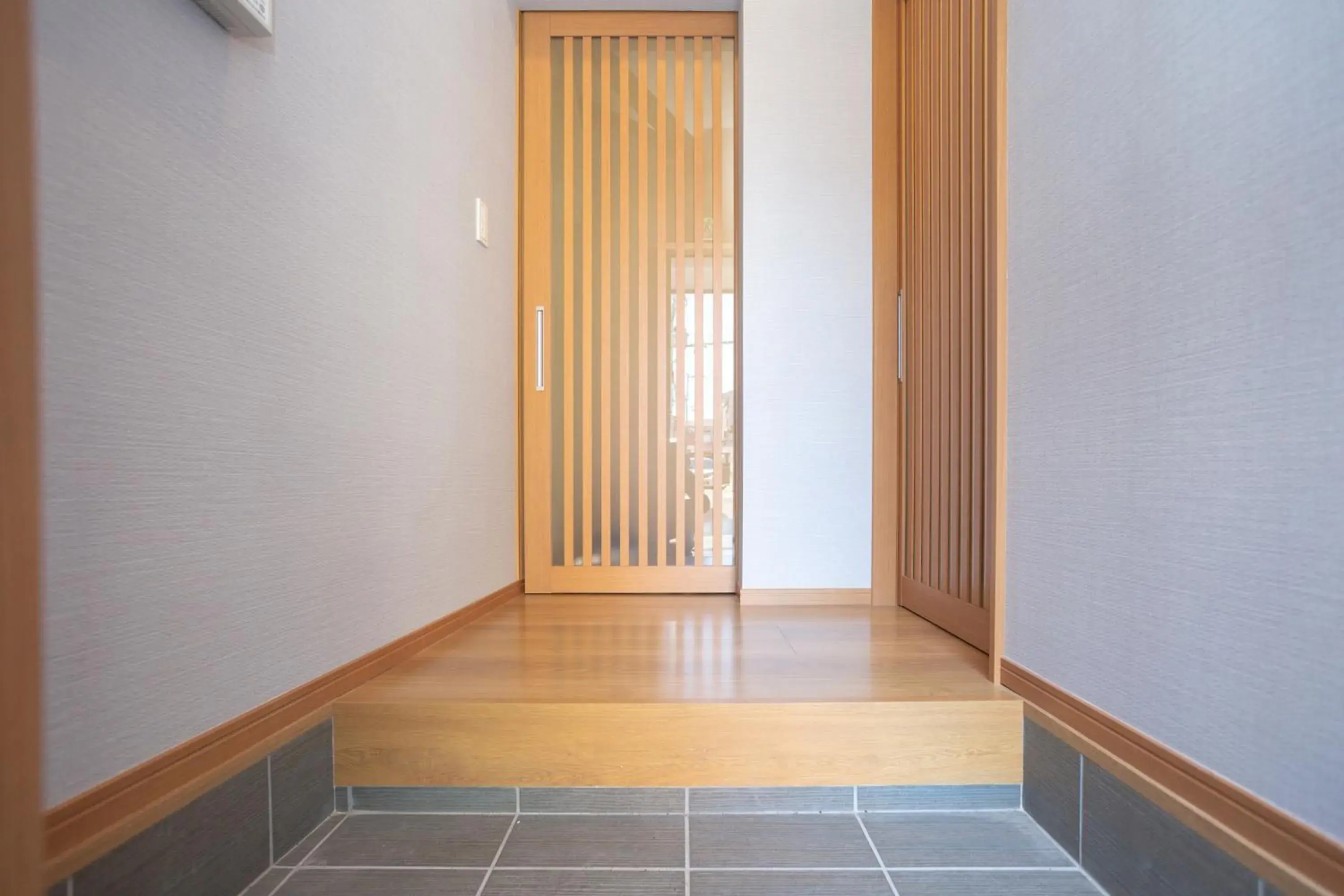 Facade/entrance in ENRAKU Facade/entrance in ENRAKU