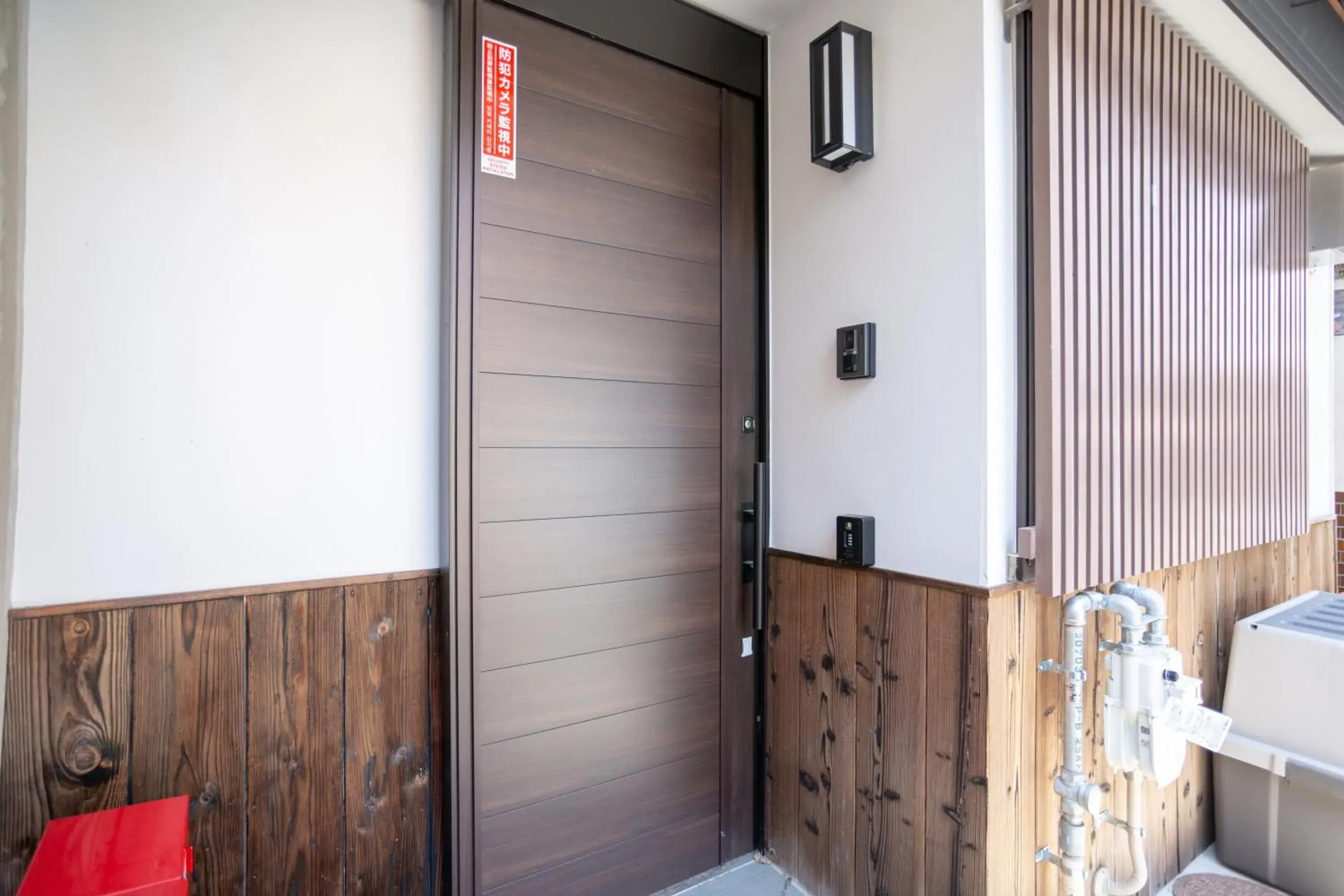 Facade/entrance in ENRAKU Facade/entrance in ENRAKU