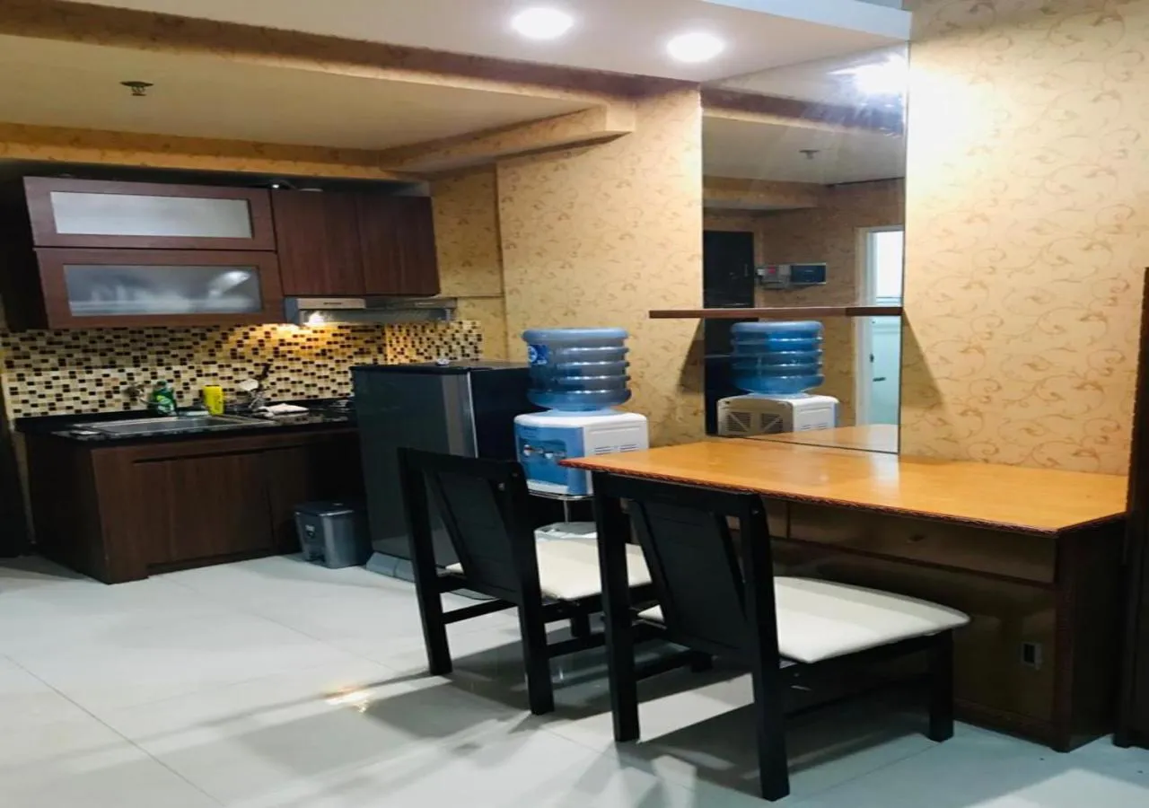 Kitchen or kitchenette in The suites Metro Apartment by Desta Farispro