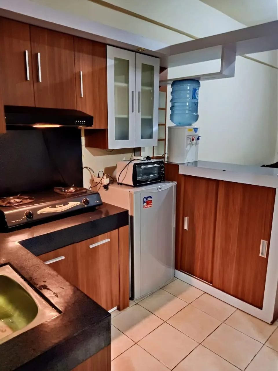 Kitchen or kitchenette in The suites Metro Apartment by Desta Farispro