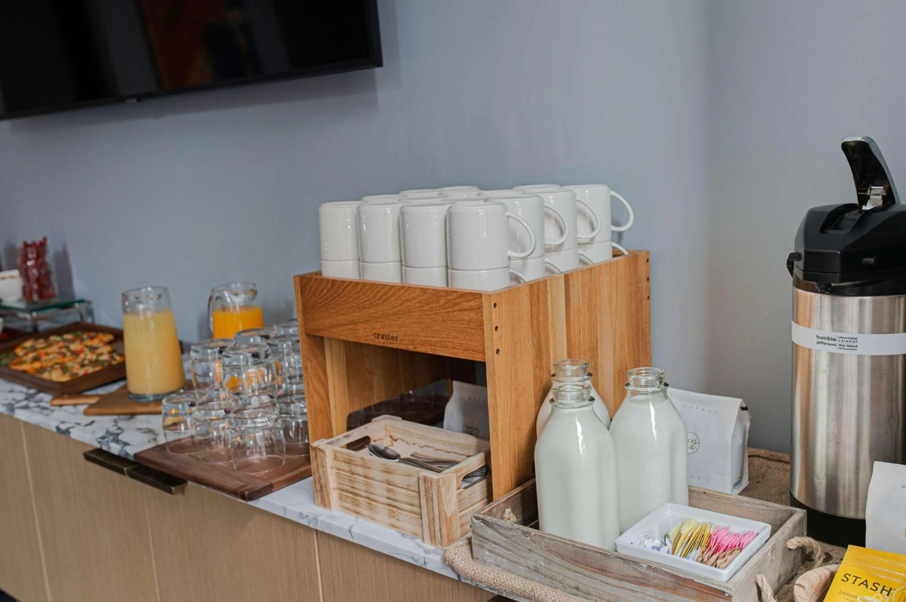 Dining area in Canopy By Hilton Jersey City Arts District