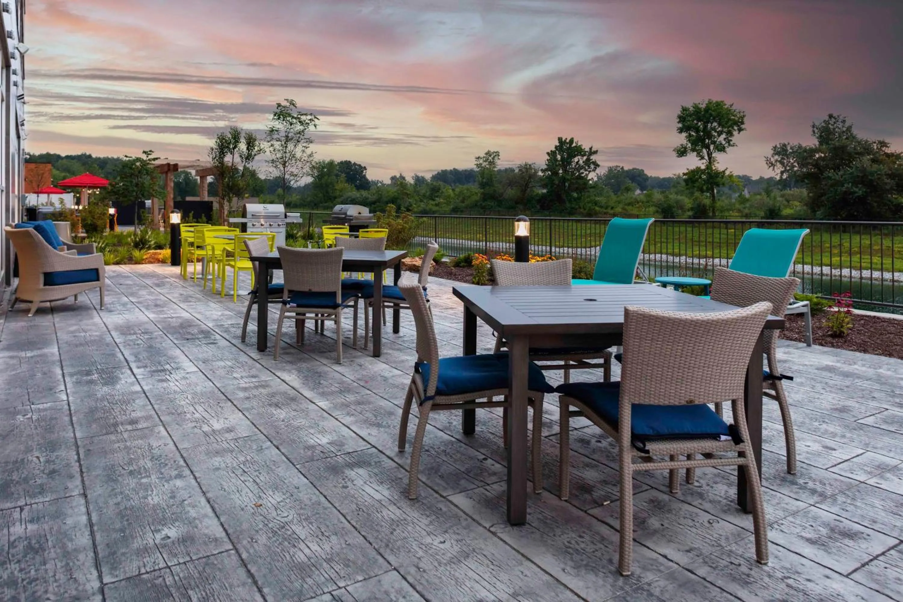 Dining area in Home2 Suites By Hilton Fort Wayne North