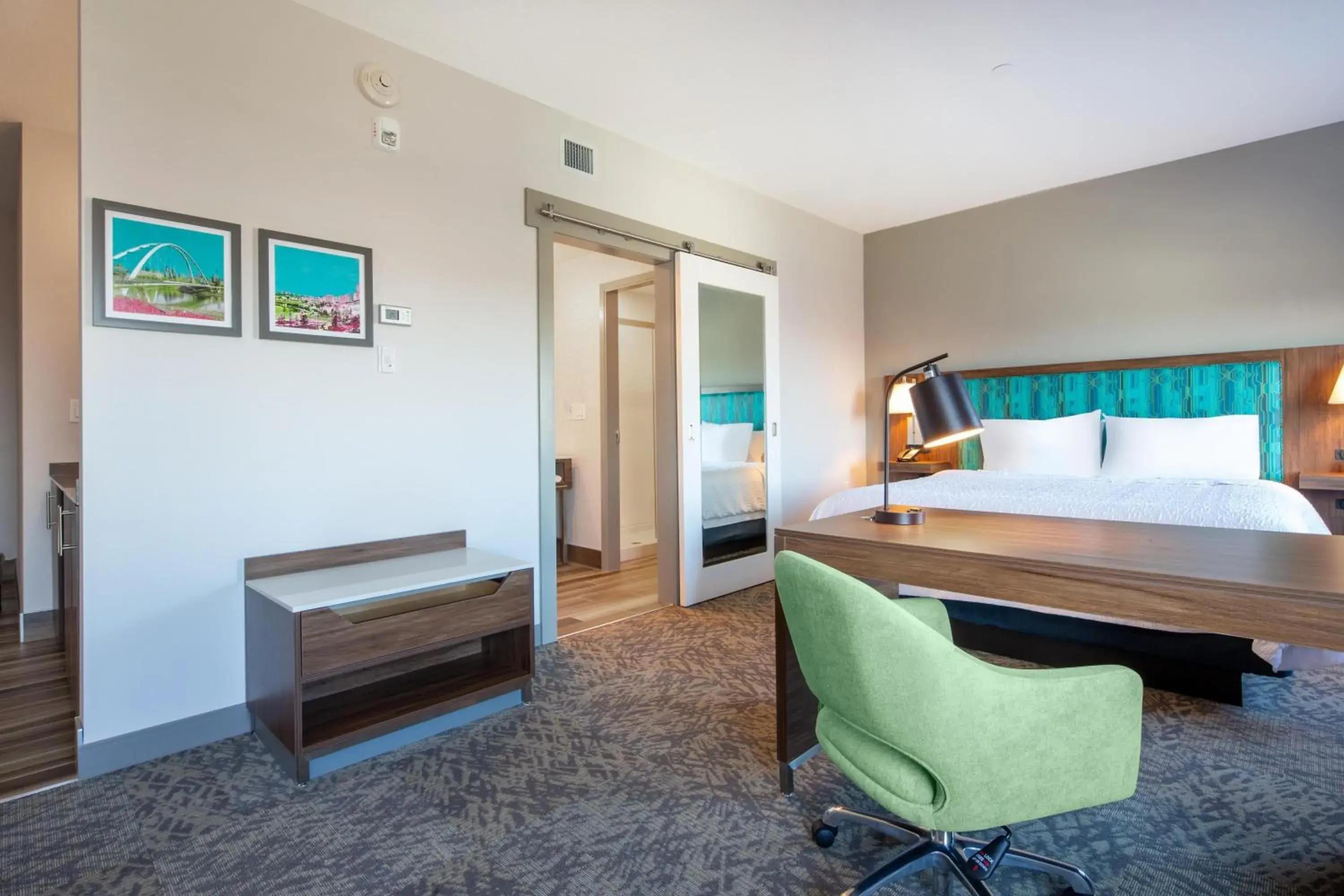 Bedroom, Bed in Hampton Inn & Suites Edmonton St. Albert, Ab Bedroom, Bed in Hampton Inn & Suites Edmonton St. Albert, Ab