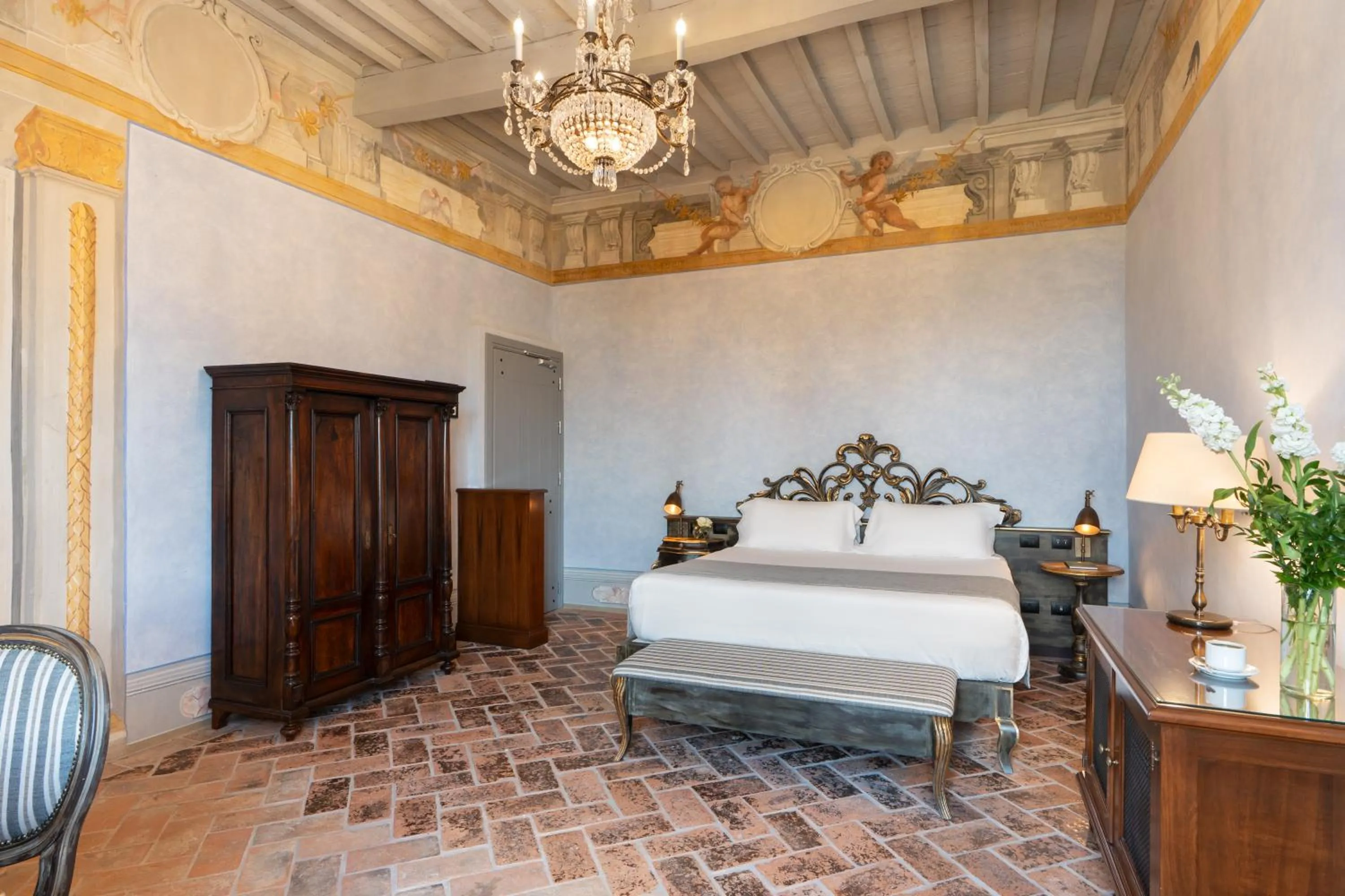 Bed in Villa Petriolo - Small Luxury Hotels of the World