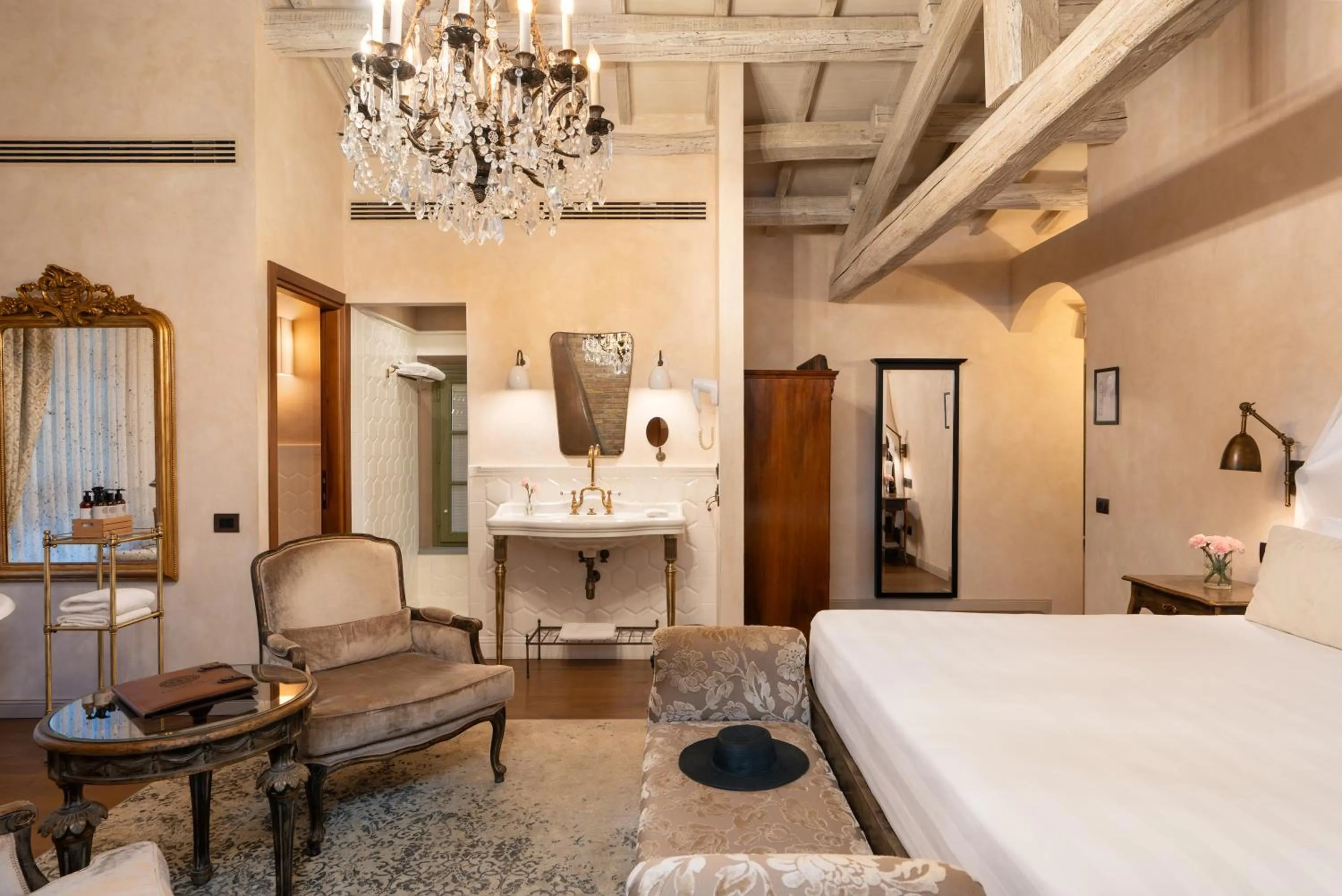 Bed in Villa Petriolo - Small Luxury Hotels of the World
