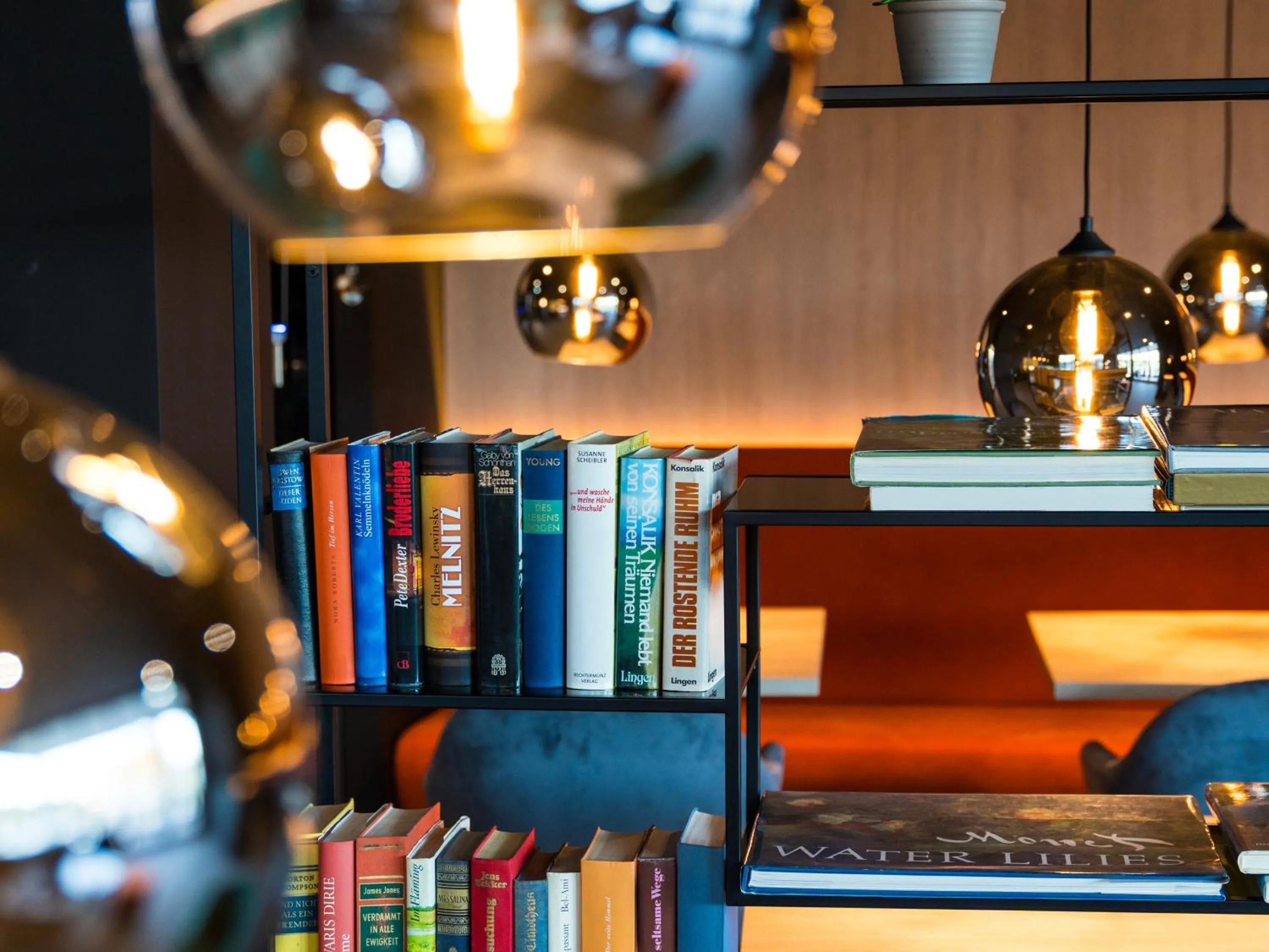 Library in JustStay Grevenbroich Hotel & Apartments