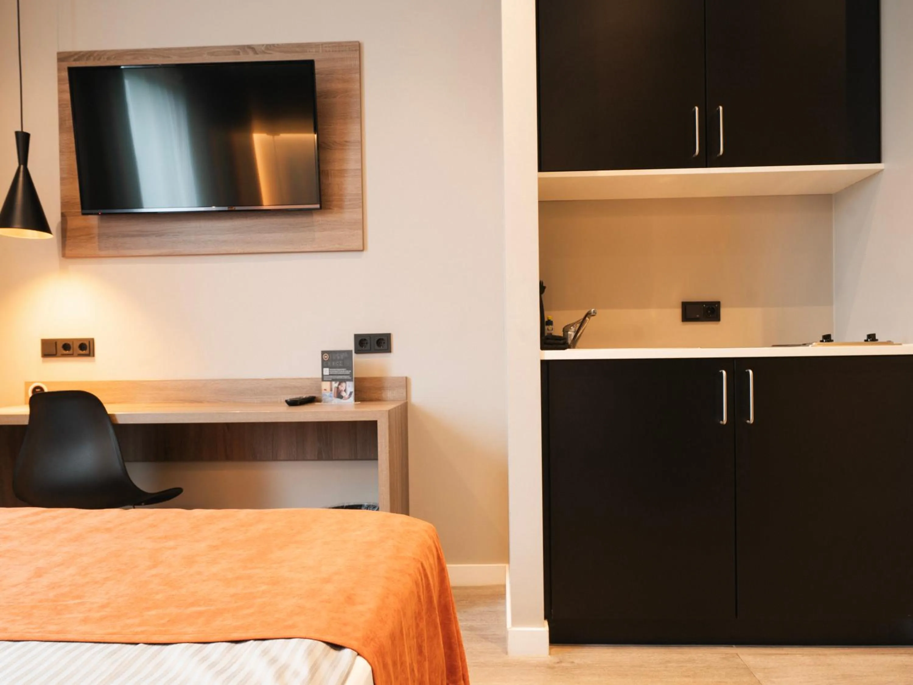 TV and multimedia, Bed in JustStay Grevenbroich Hotel & Apartments