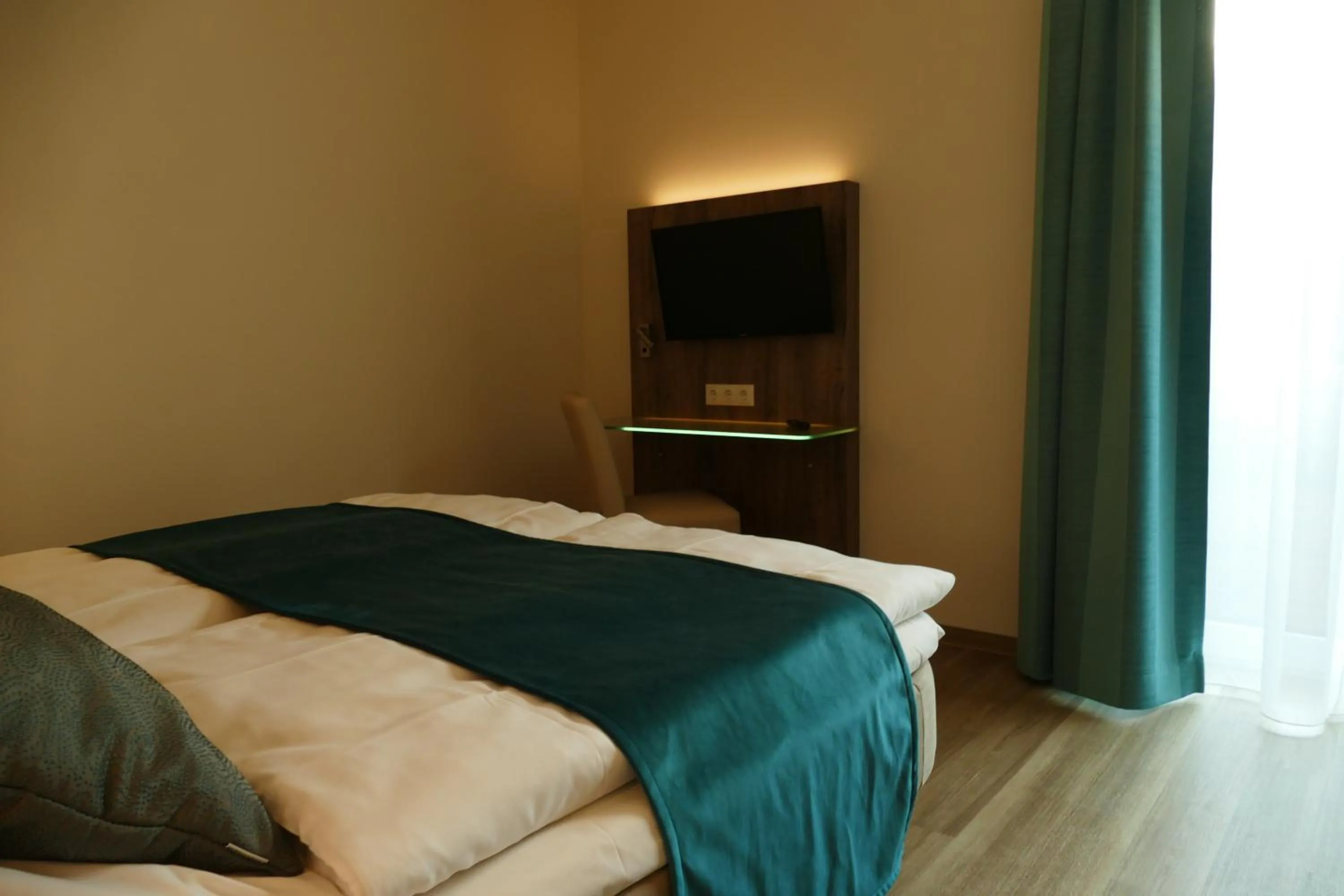 Photo of the whole room, Bed in Meyn's Apartments & Hotel