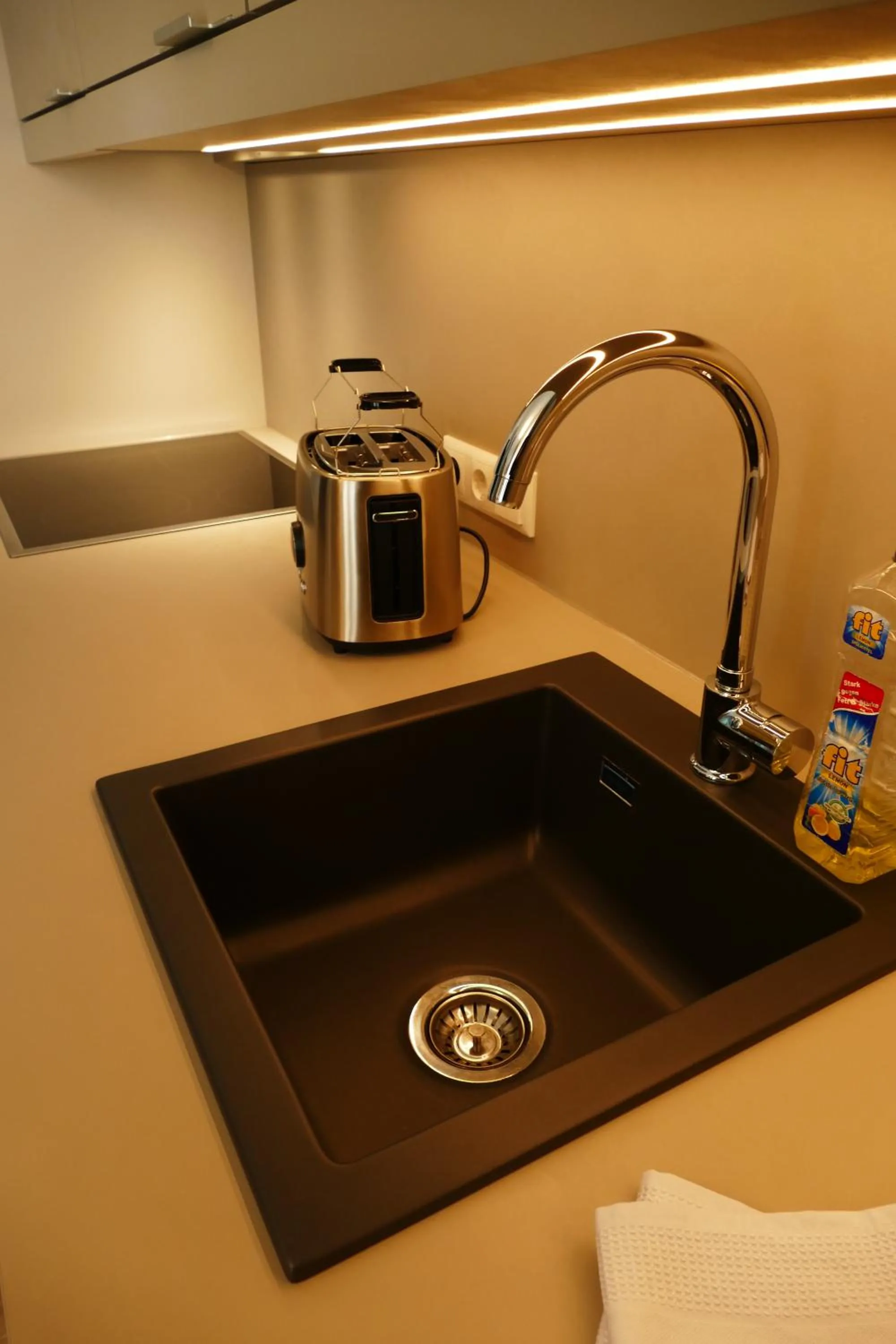 Kitchen or kitchenette in Meyn's Apartments & Hotel