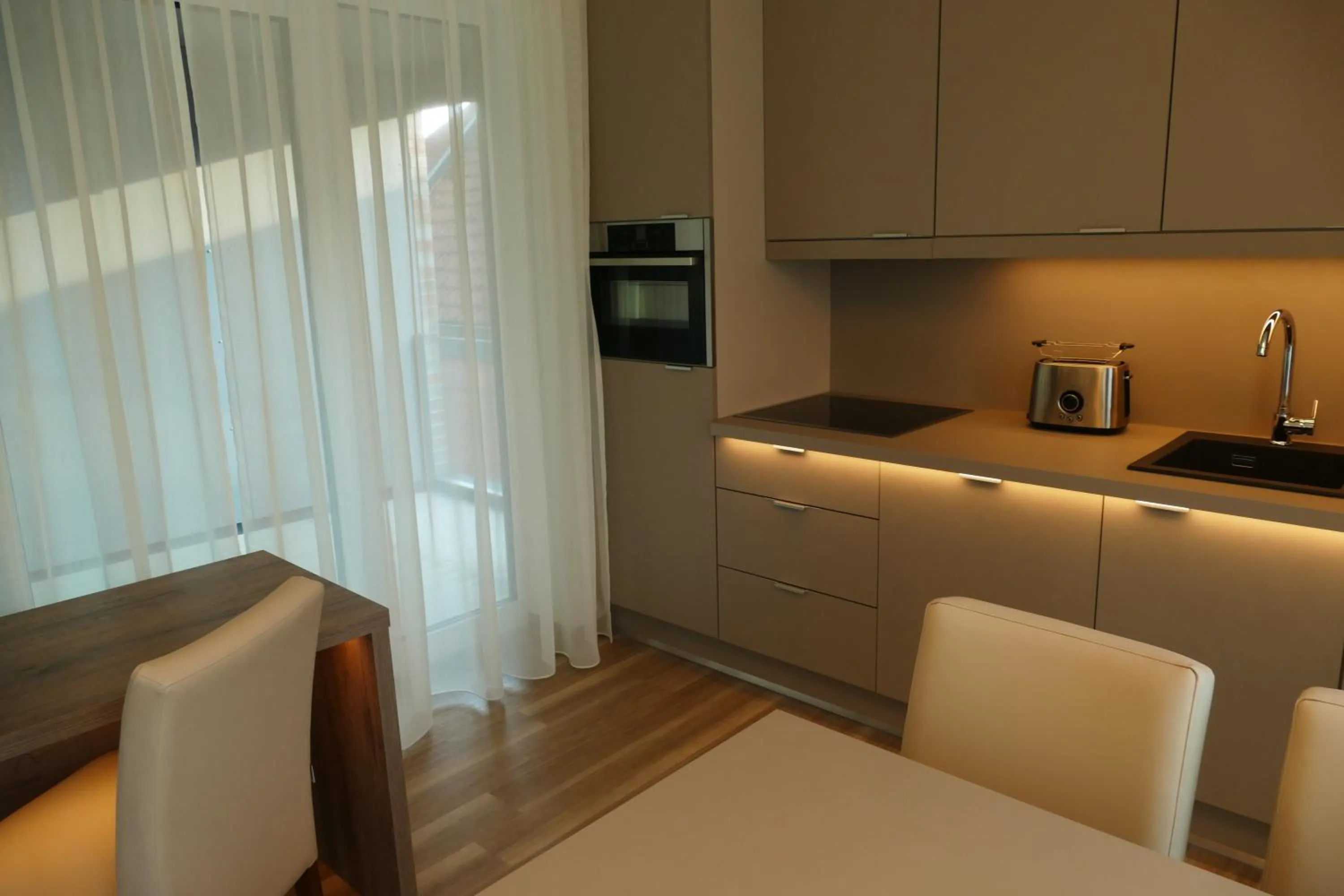 Kitchen or kitchenette in Meyn's Apartments & Hotel