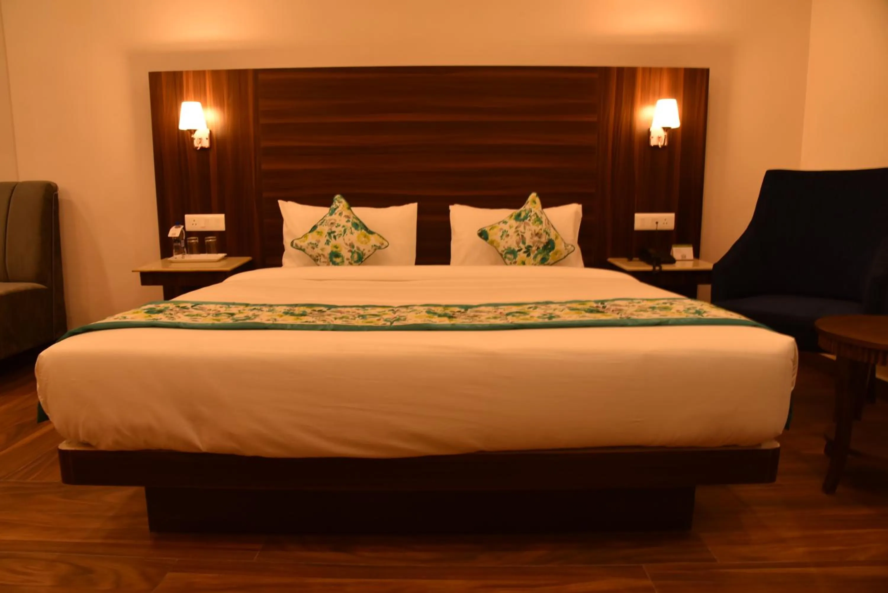 Photo of the whole room, Bed in Mastiff Wildcrest Dharamshala Chamunda Devi Temple