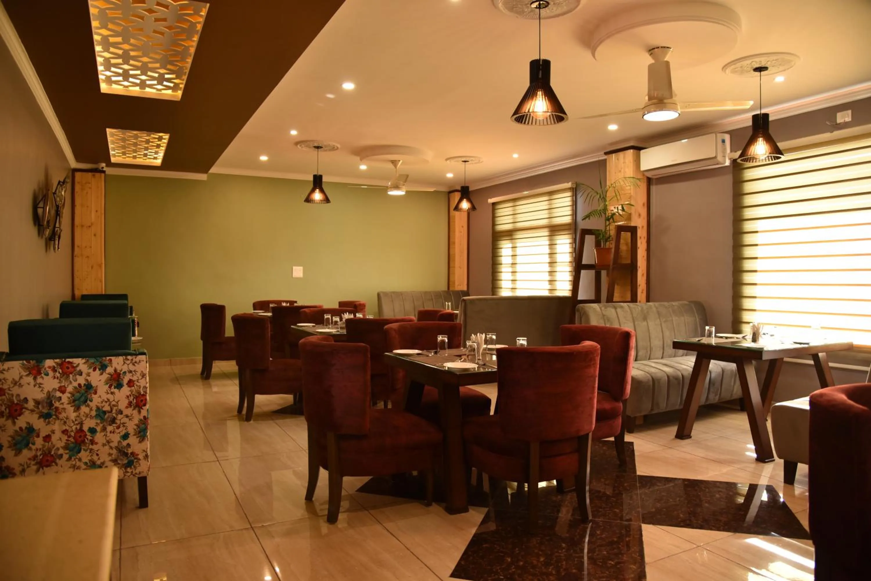 Restaurant/places to eat in Mastiff Wildcrest Dharamshala Chamunda Devi Temple