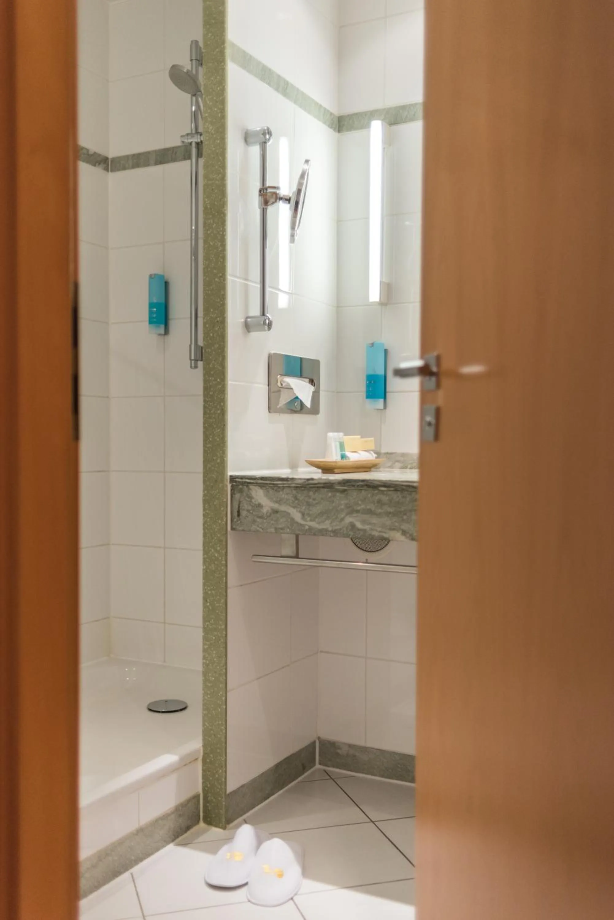 Shower in Strand-Hotel Hübner