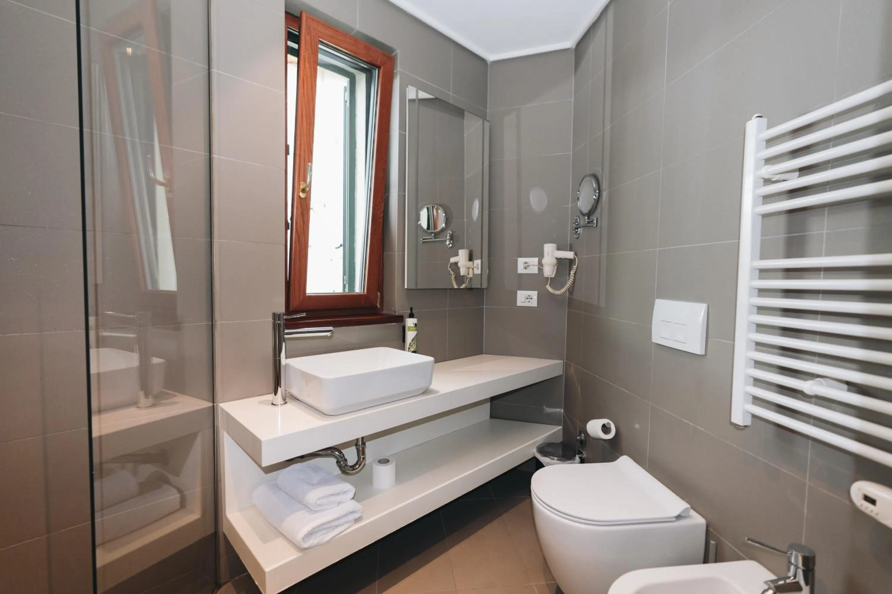 Shower in Hotel Theatro- City Center