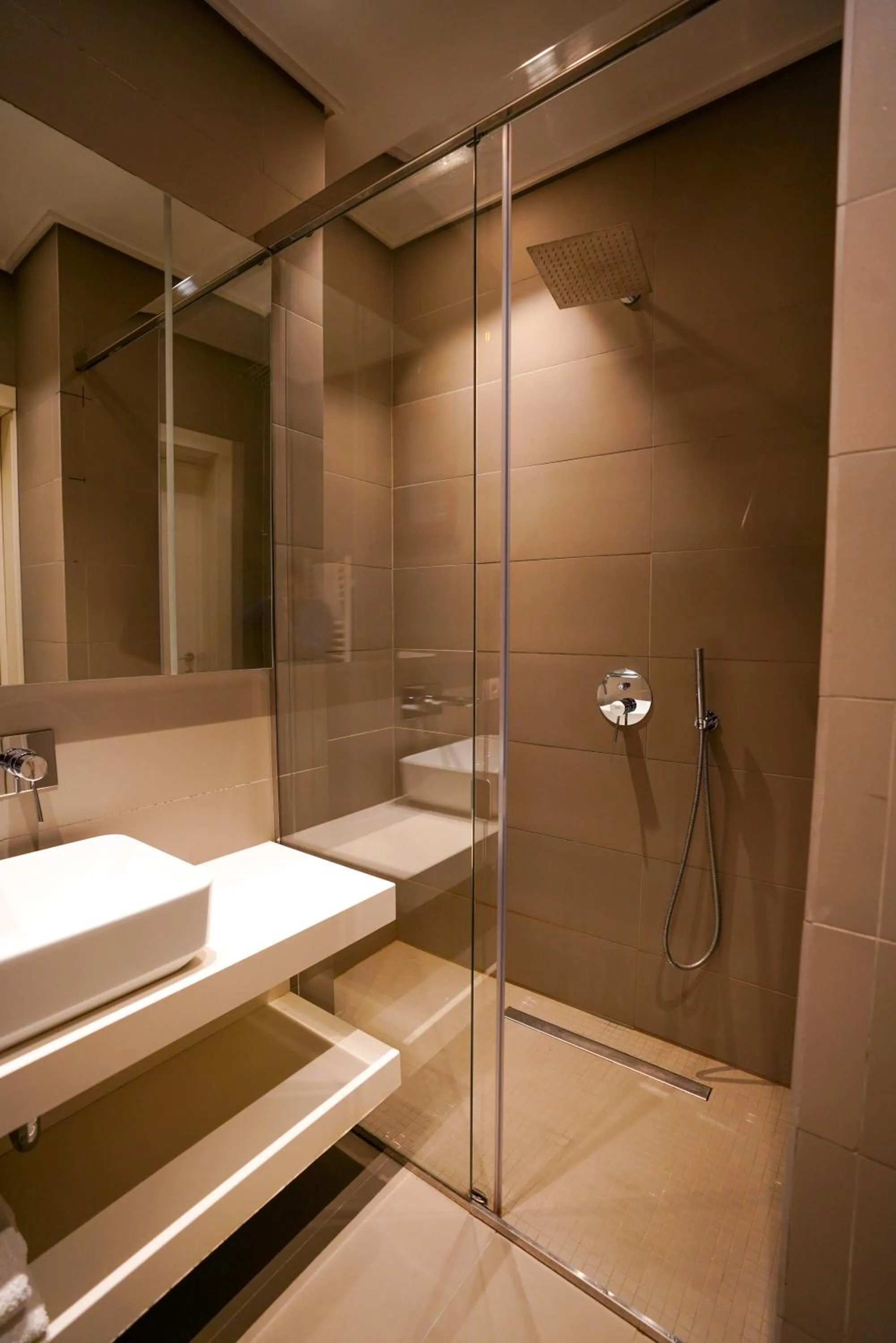 Shower in Hotel Theatro- City Center