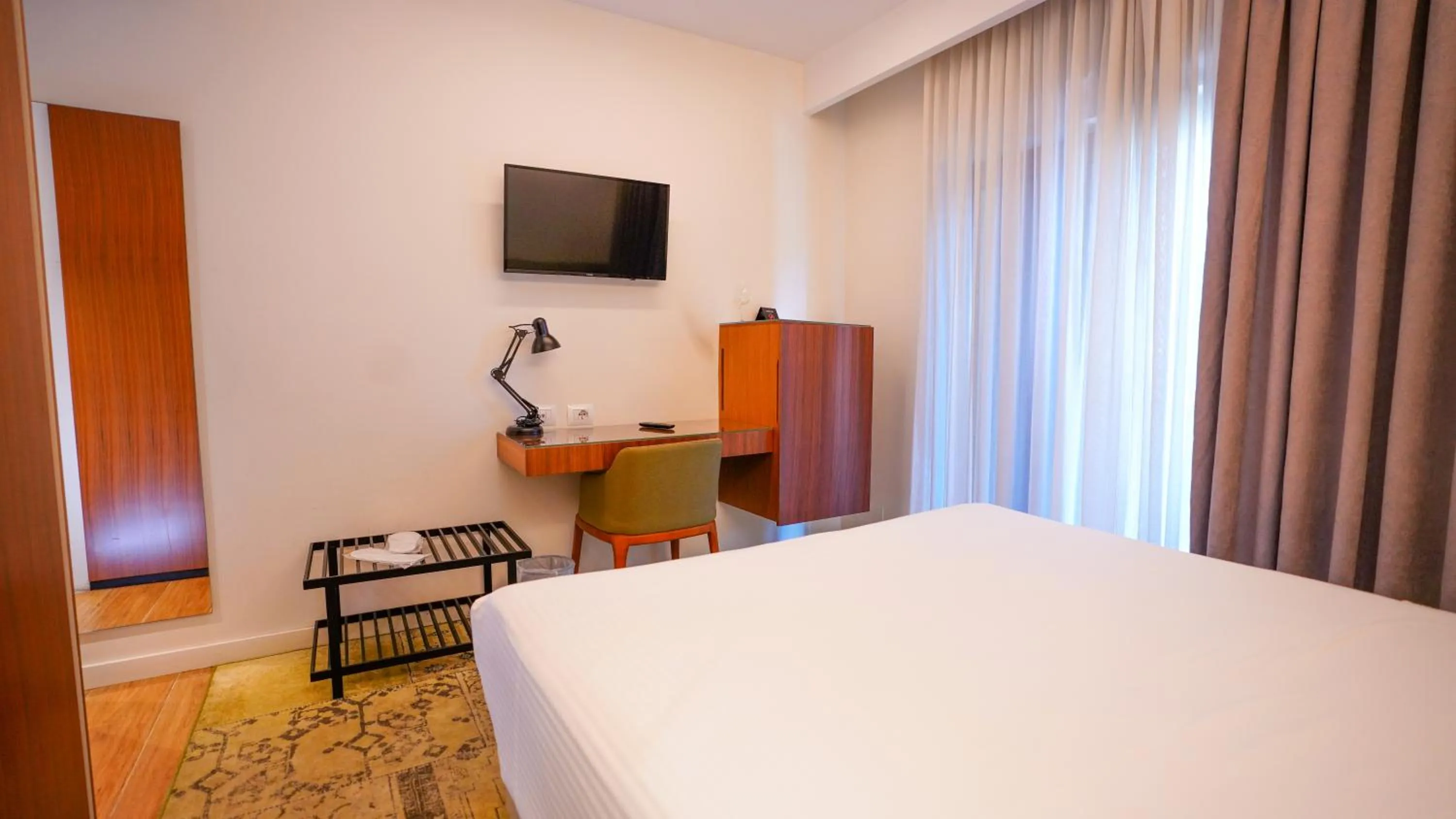 Communal lounge/ TV room, Bed in Hotel Theatro- City Center
