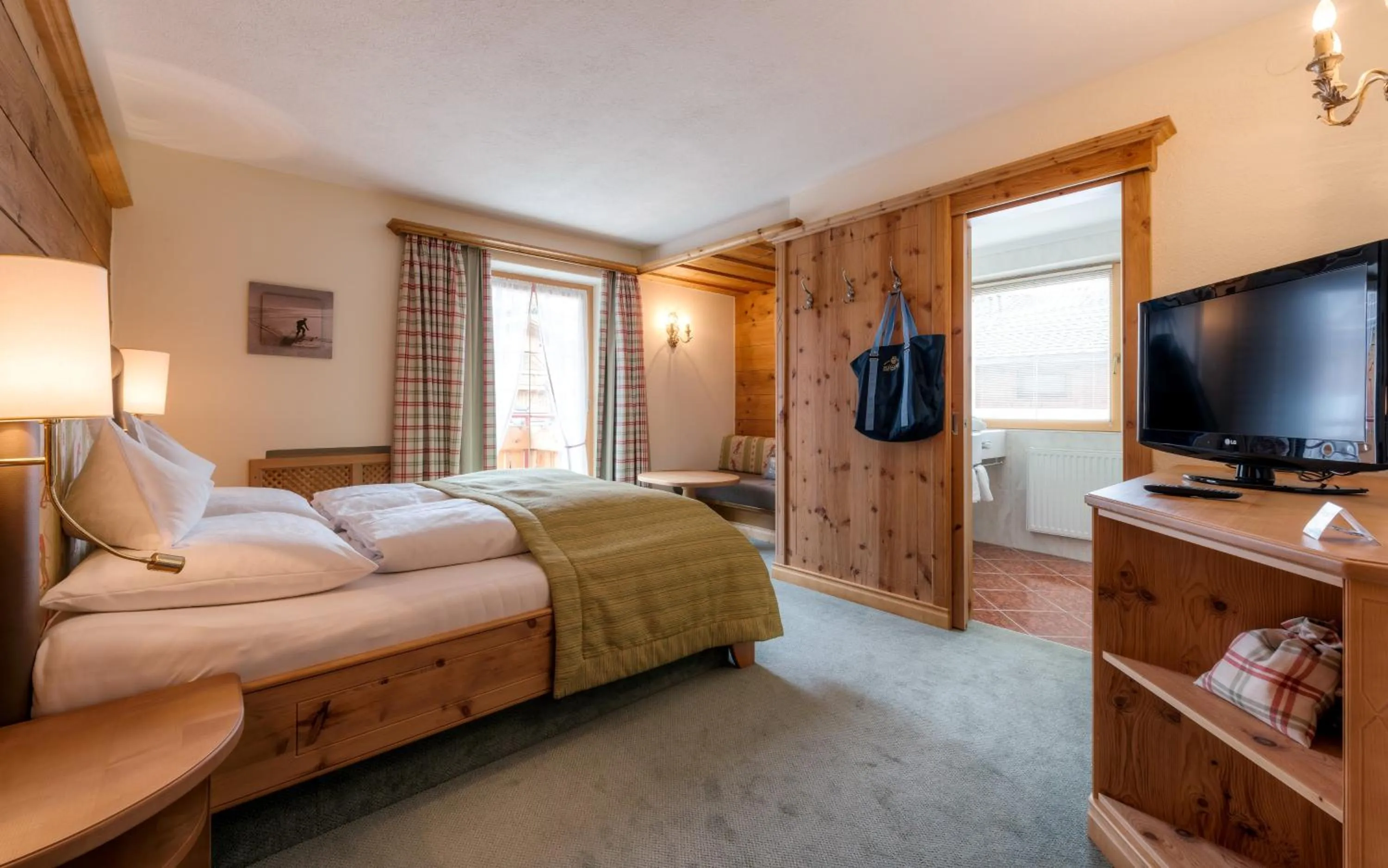 Photo of the whole room, Bed in Hotel Garni Serfauserhof