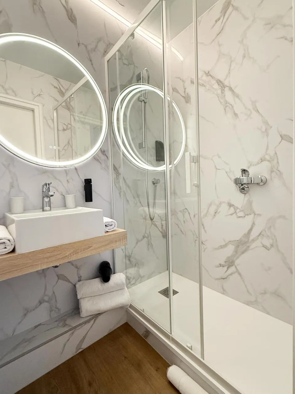 Shower in Hôtel Beau Soleil